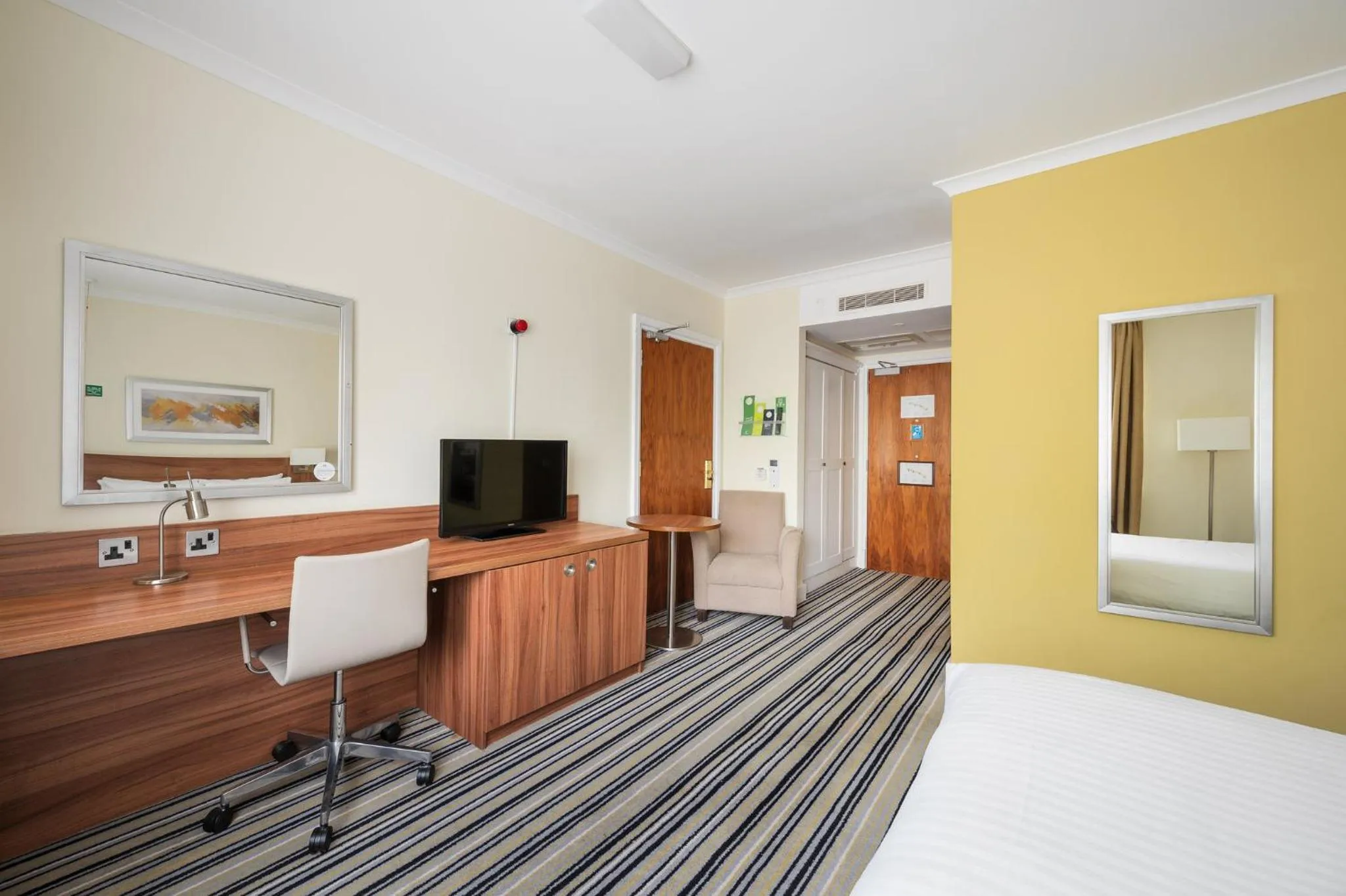 Photo of the whole room, Bed in Holiday Inn Glasgow - East Kilbride by IHG