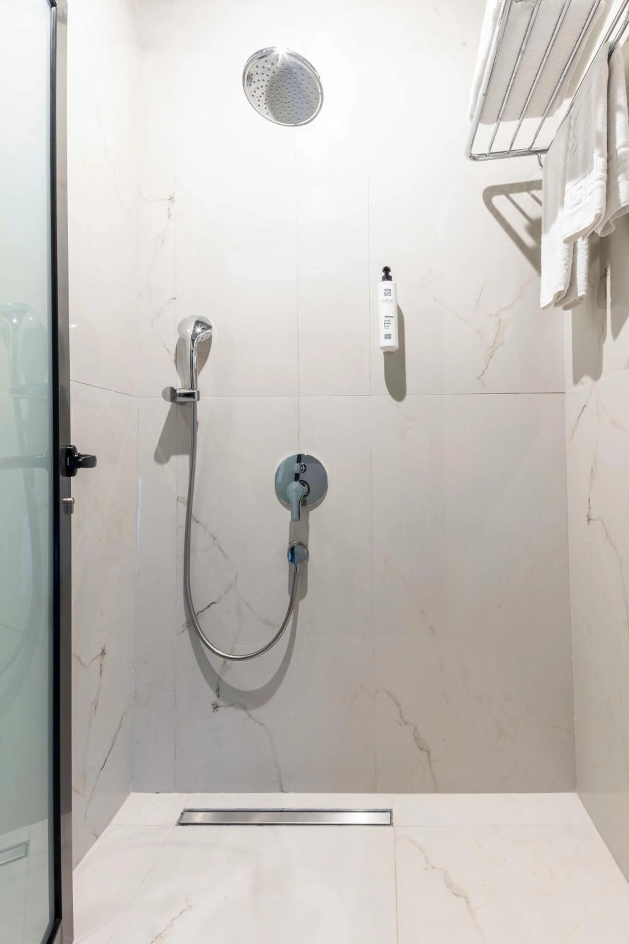 Shower in The Capri Hotel Osmanbey