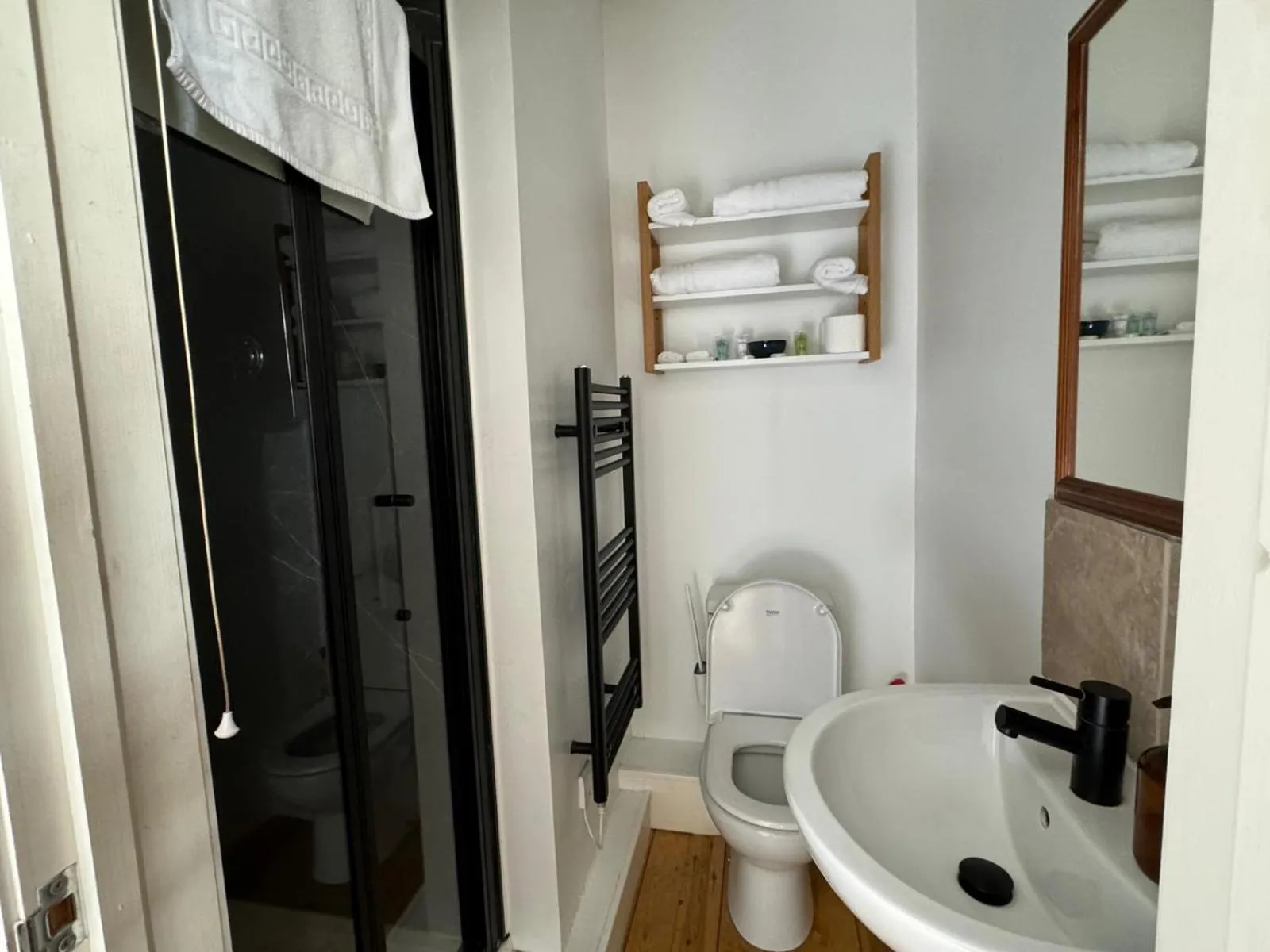 Shower in The George Inn at Tideswell