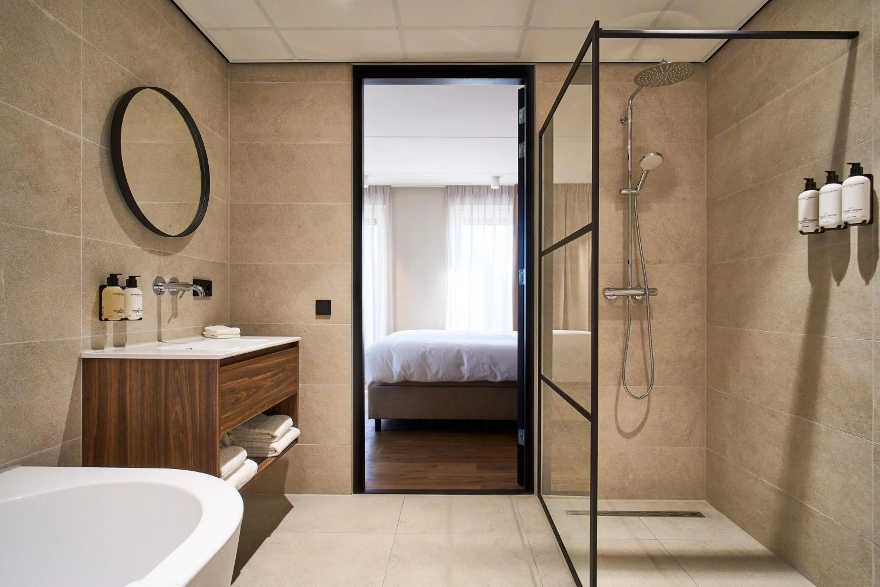 Shower, Bed in Eilandhotel Texel - Nieuw geopend hotel