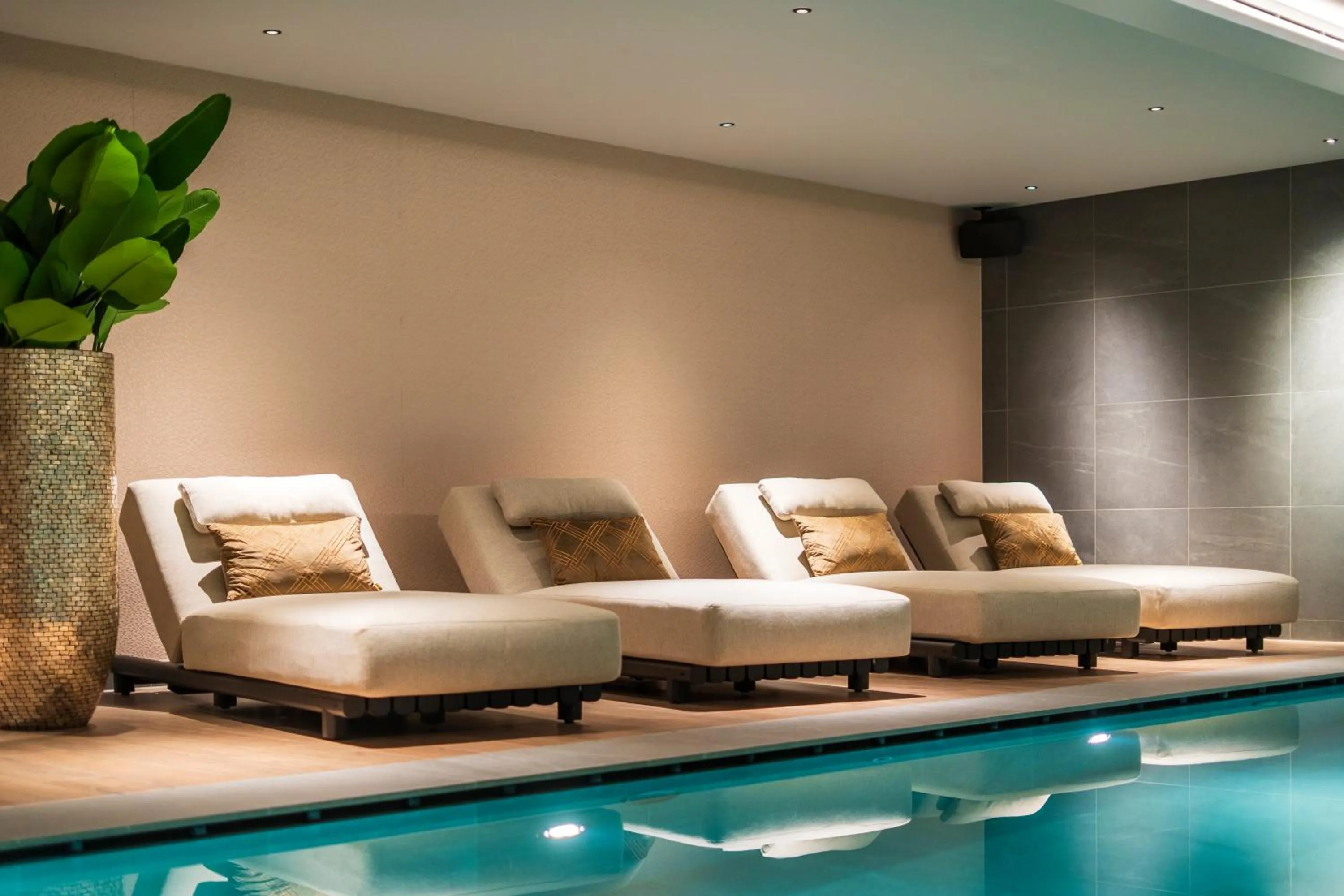 Swimming pool in Eilandhotel Texel - Nieuw geopend hotel