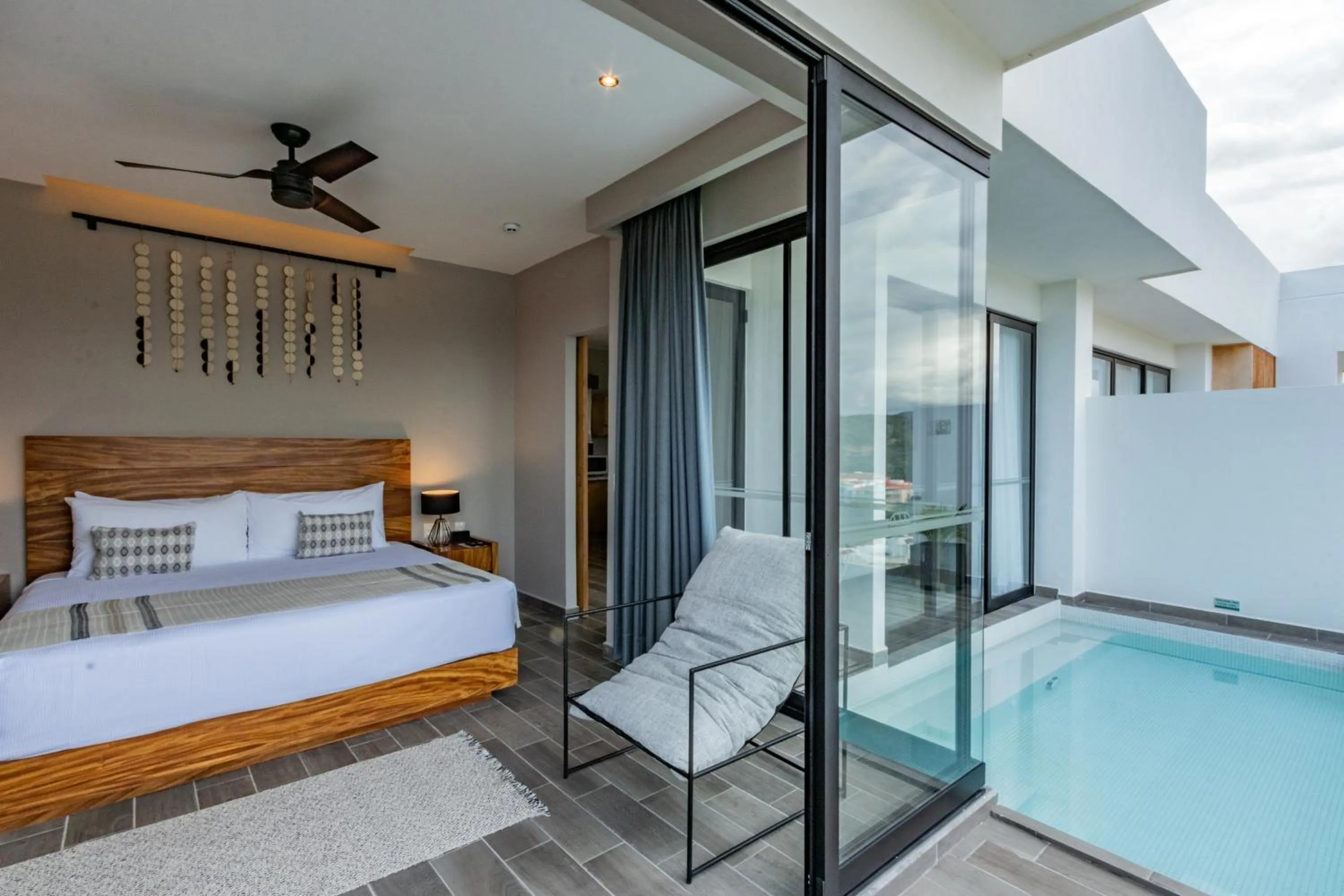 Swimming pool, Bed in Nirú Ocean Suites by Binniguenda