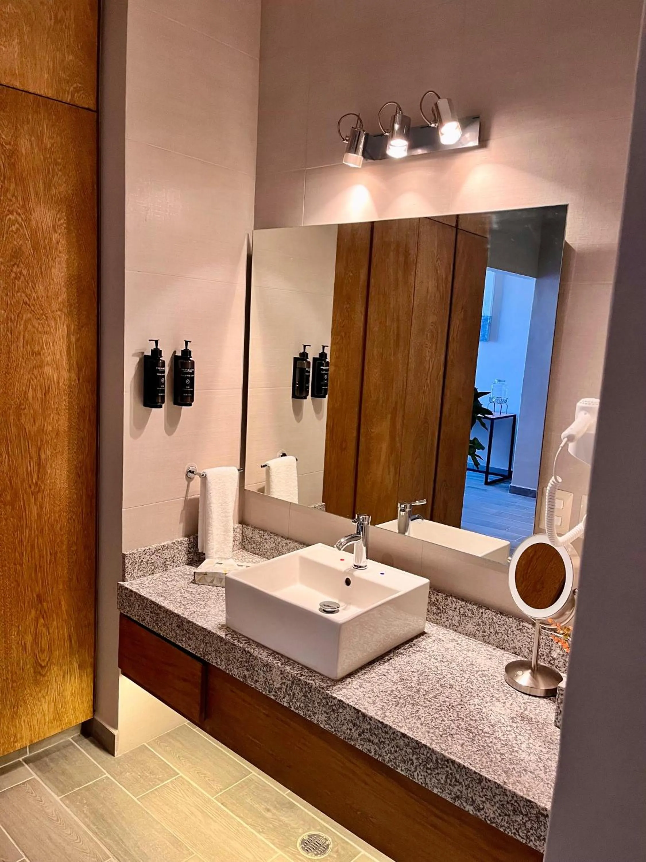 Bathroom in Nirú Ocean Suites by Binniguenda