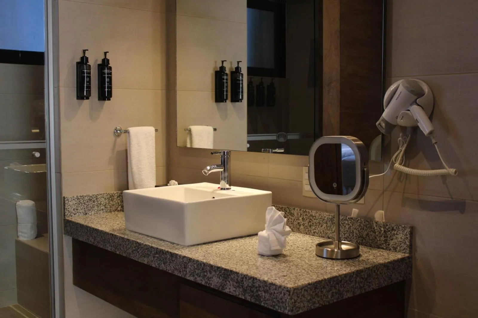 Bathroom in Nirú Ocean Suites by Binniguenda