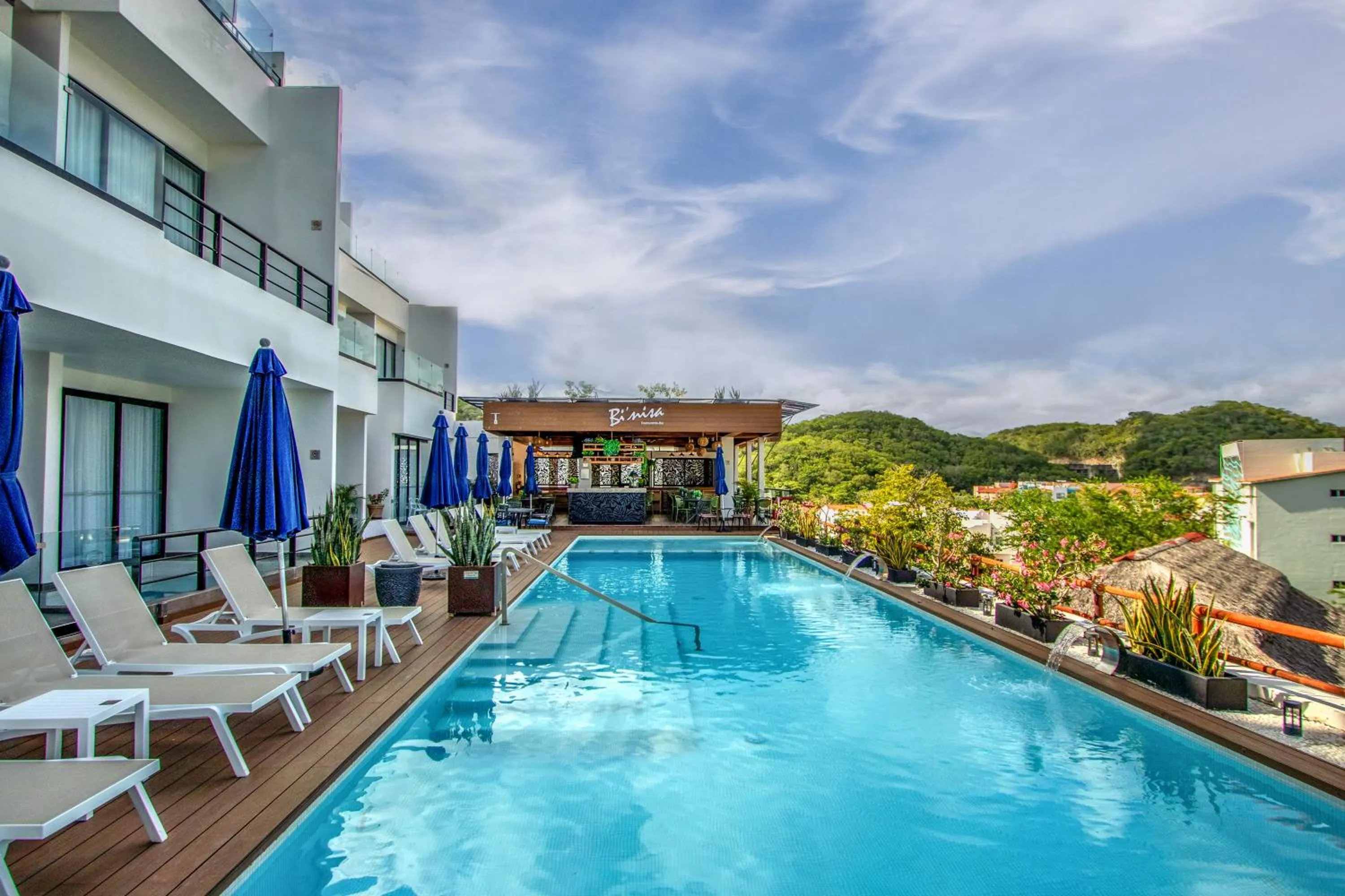Swimming pool in Nirú Ocean Suites by Binniguenda