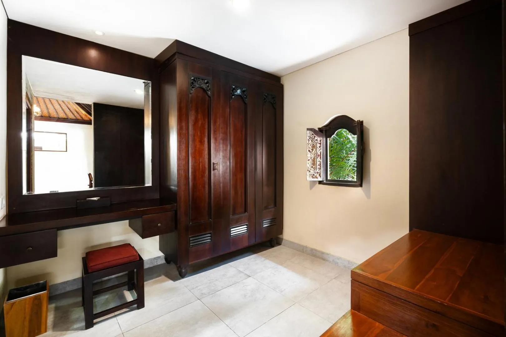 wardrobe in Svarga Bebek Villas