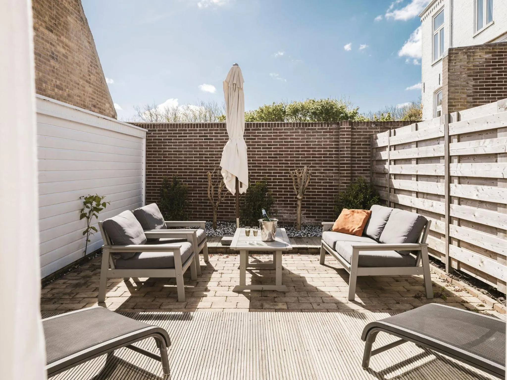 Garden in Strandhotel Domburg - Next Door