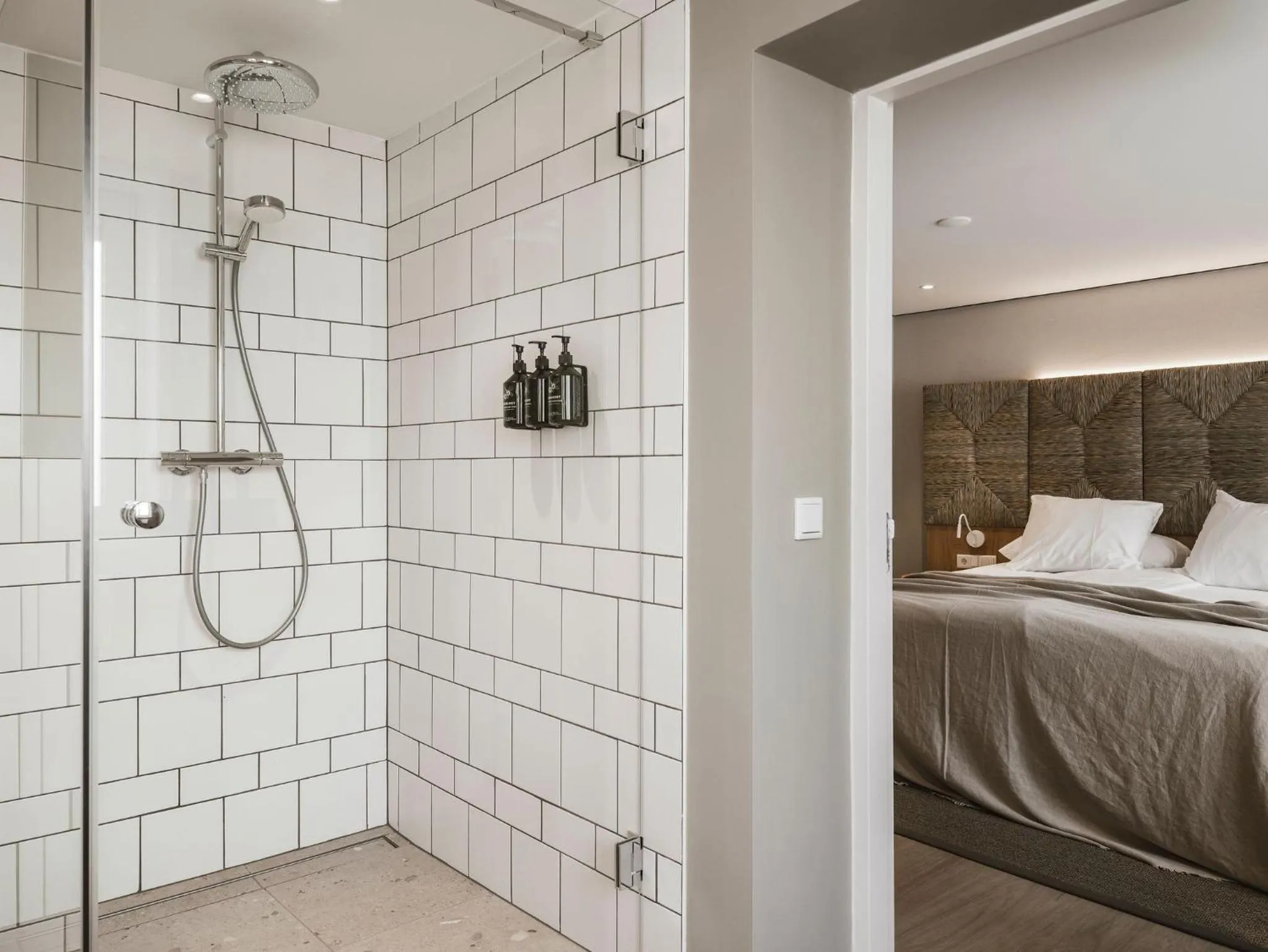 Bathroom, Bed in Strandhotel Domburg - Next Door