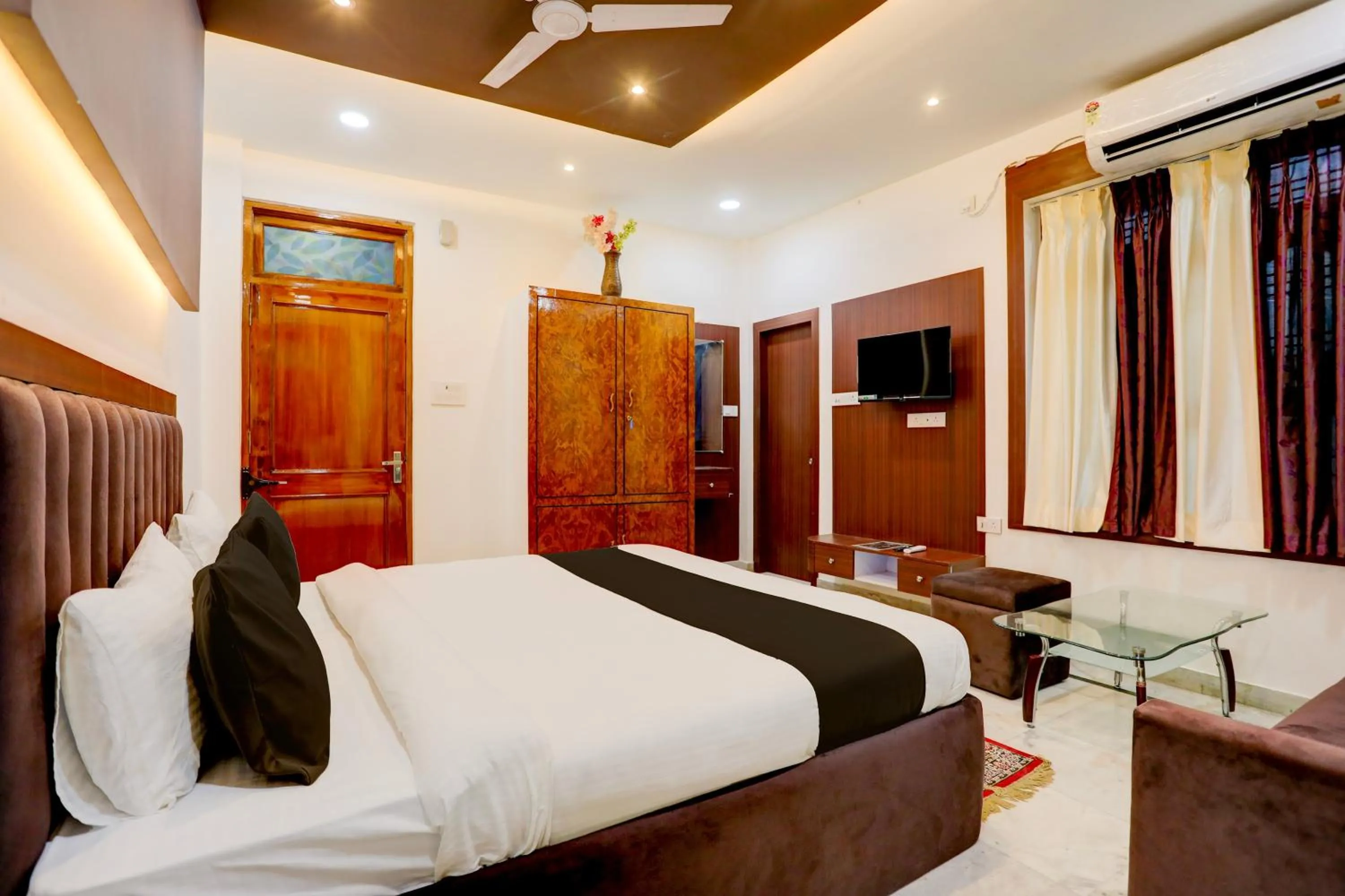 Bedroom, Bed in Hotel O Kashi Inn