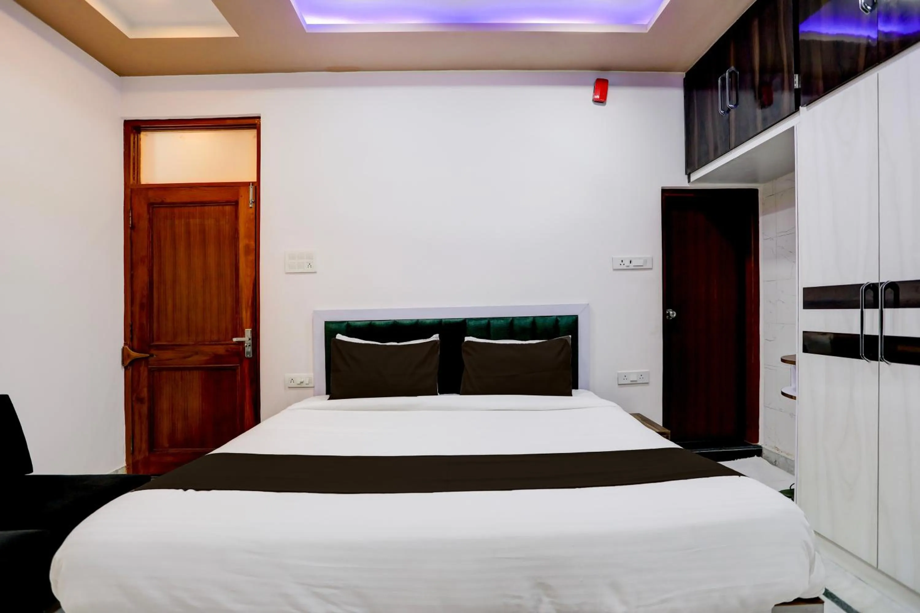 Bedroom, Bed in Hotel O Kashi Inn