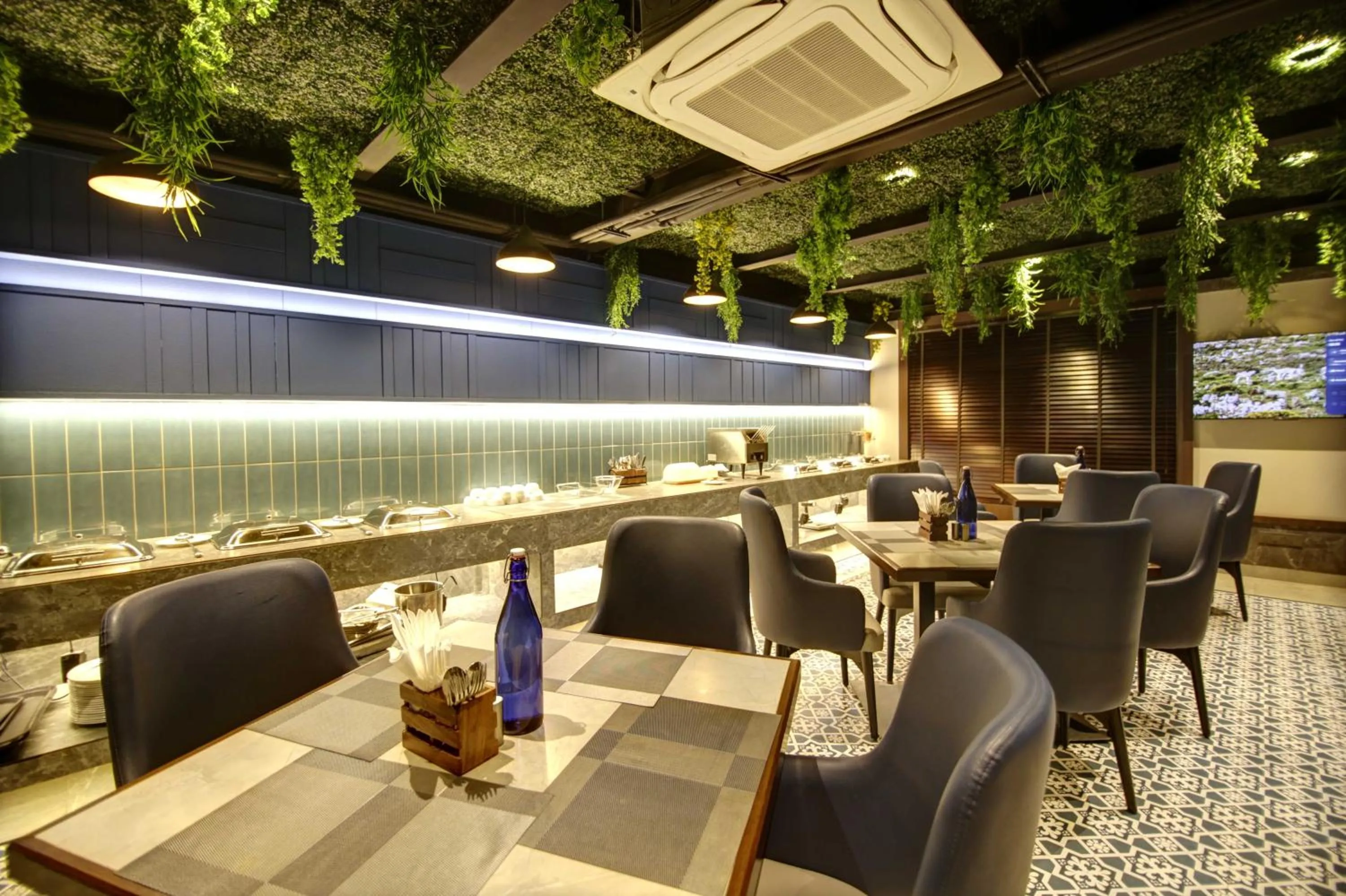 Restaurant/places to eat in East Park Inn