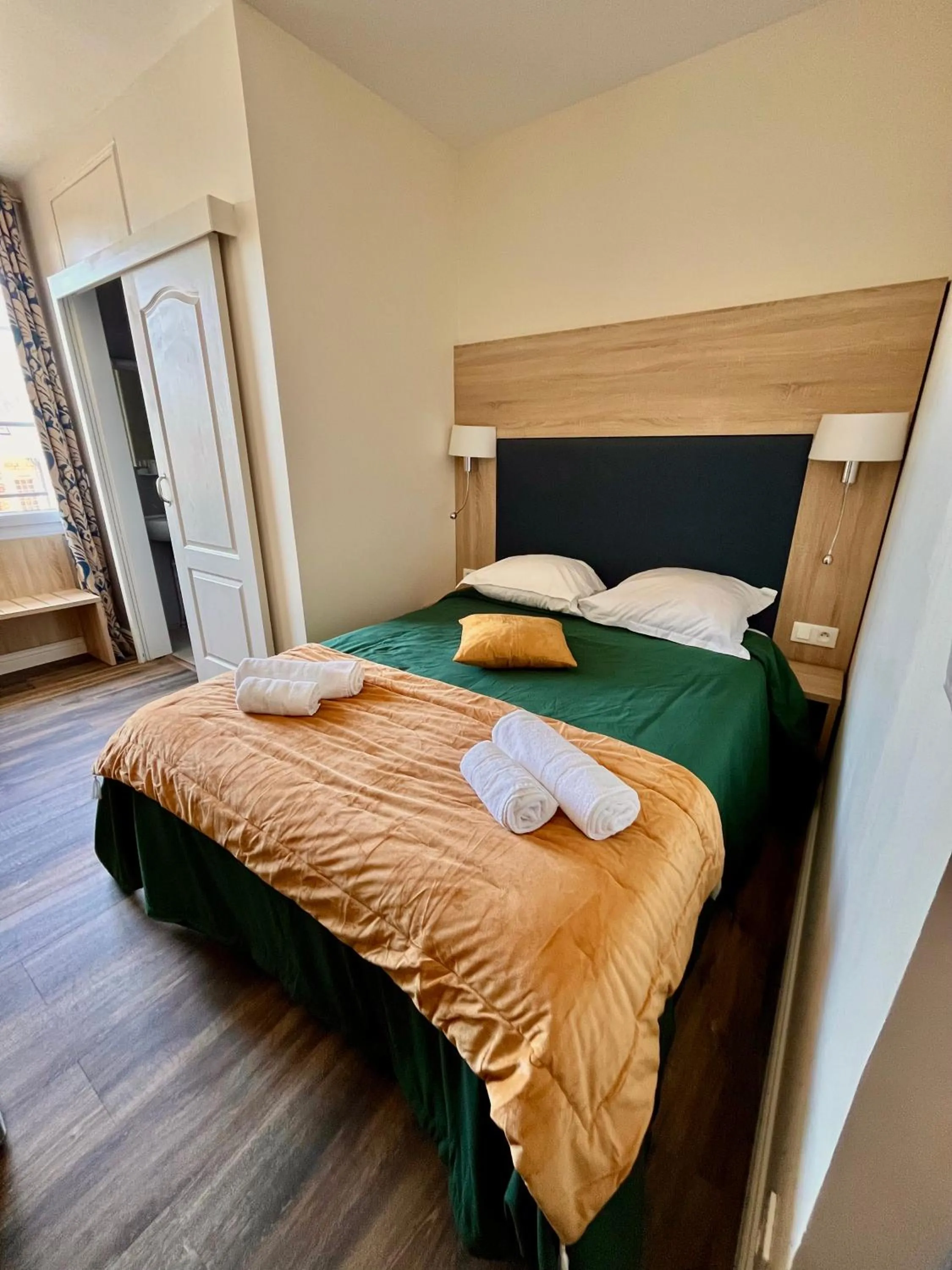 Bedroom, Bed in Armor Hotel