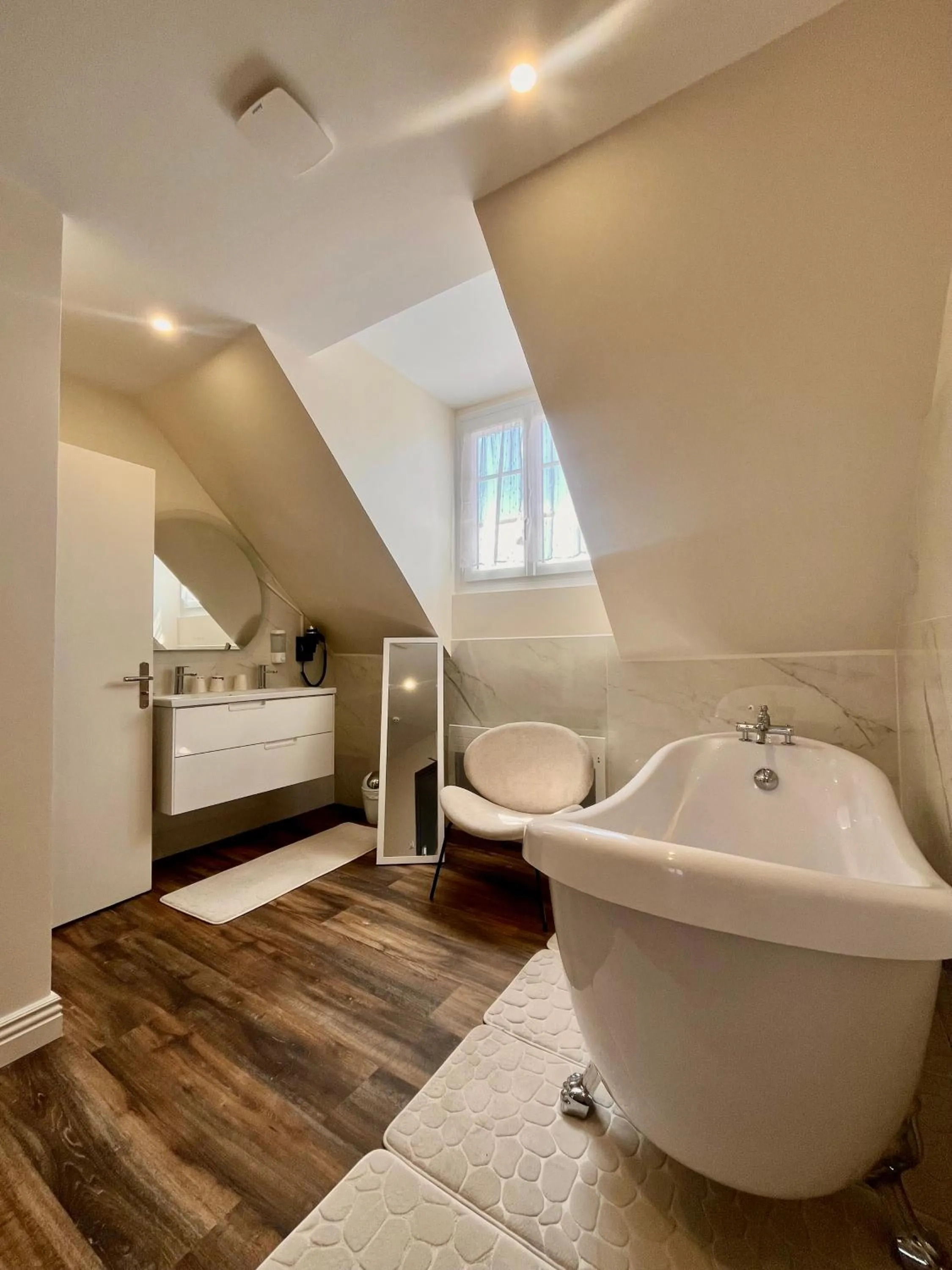 Bathroom, Bed in Armor Hotel