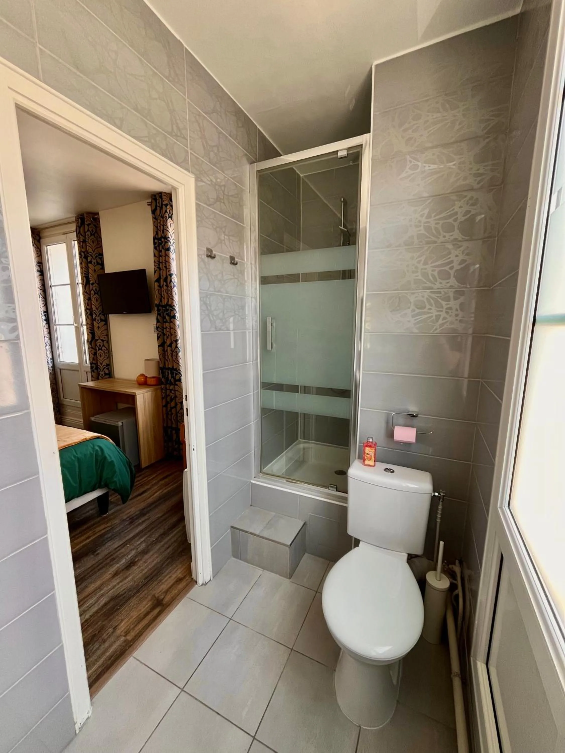 Shower in Armor Hotel