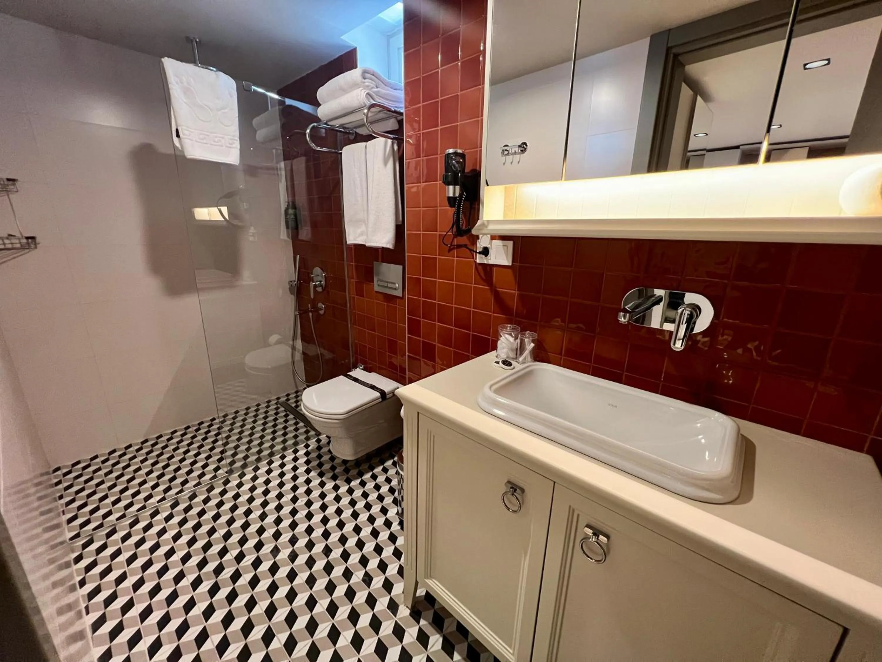 Shower in Weingart Suites Hotel