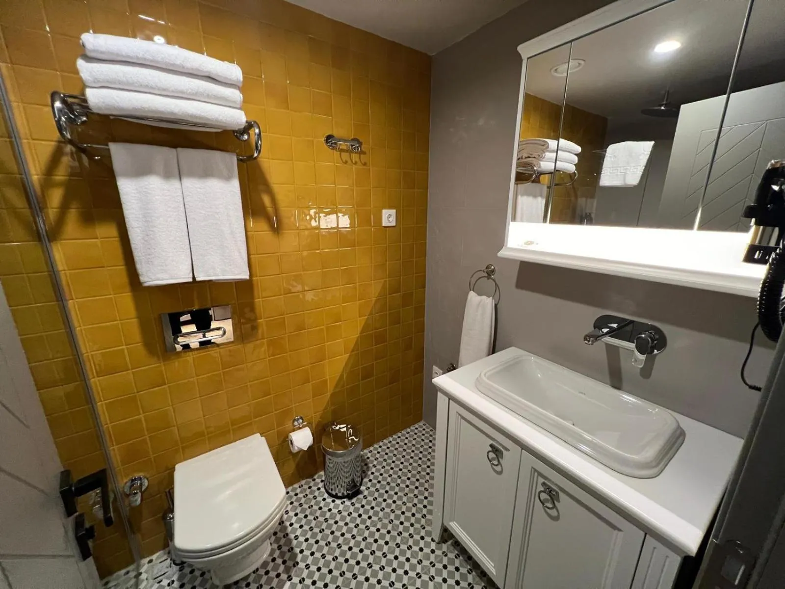 Shower in Weingart Suites Hotel