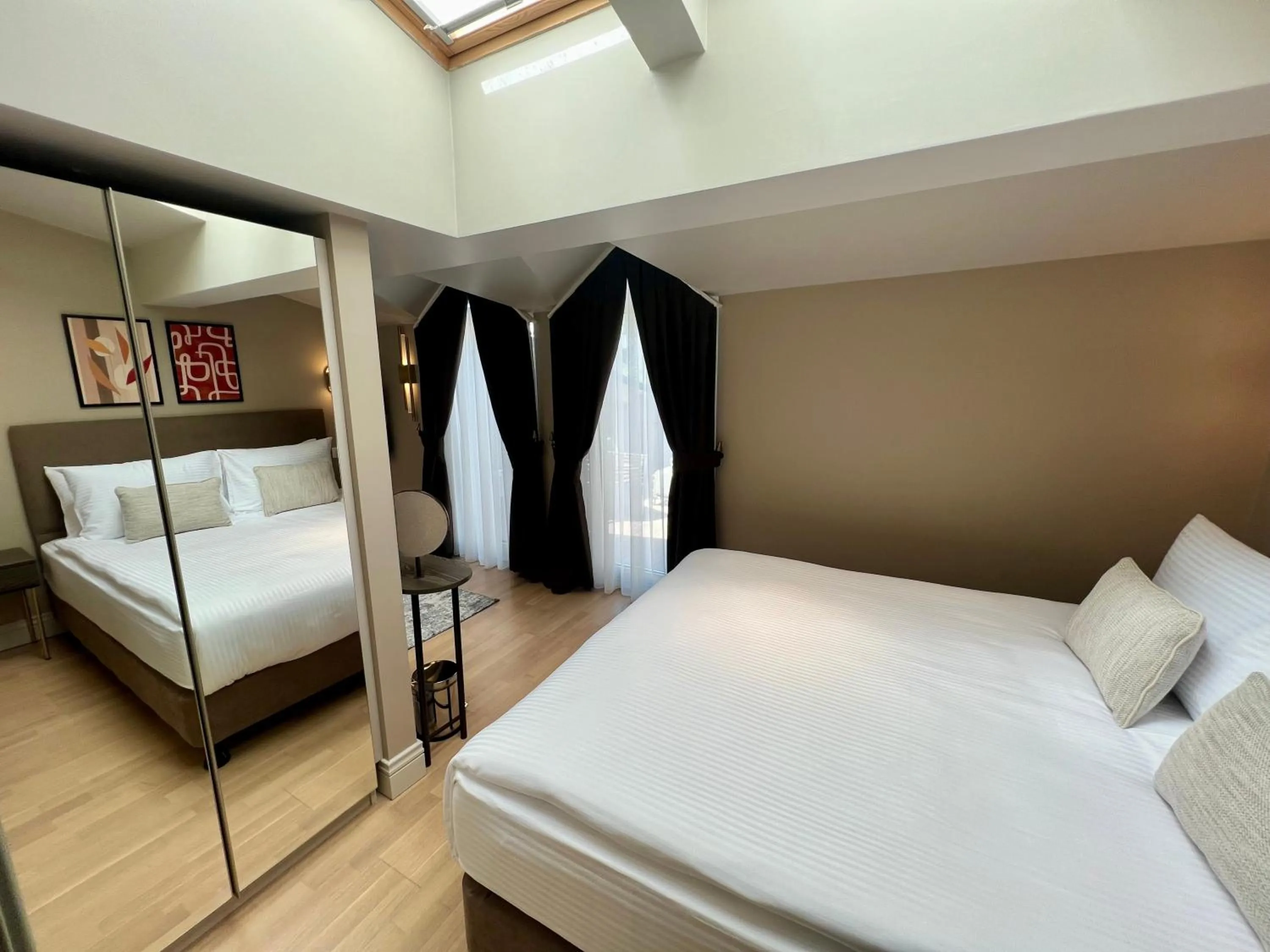 Bed in Weingart Suites Hotel