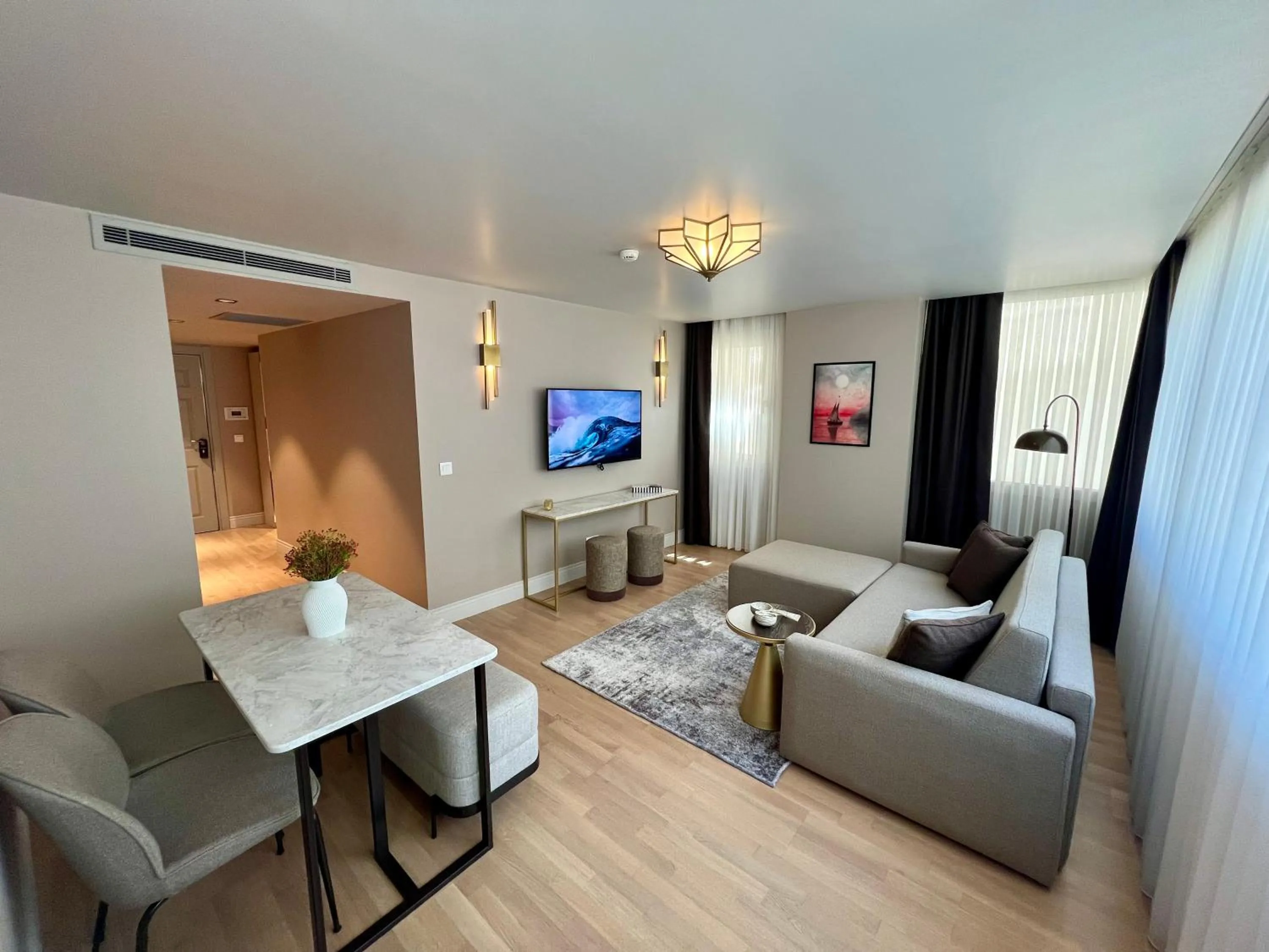 TV and multimedia in Weingart Suites Hotel