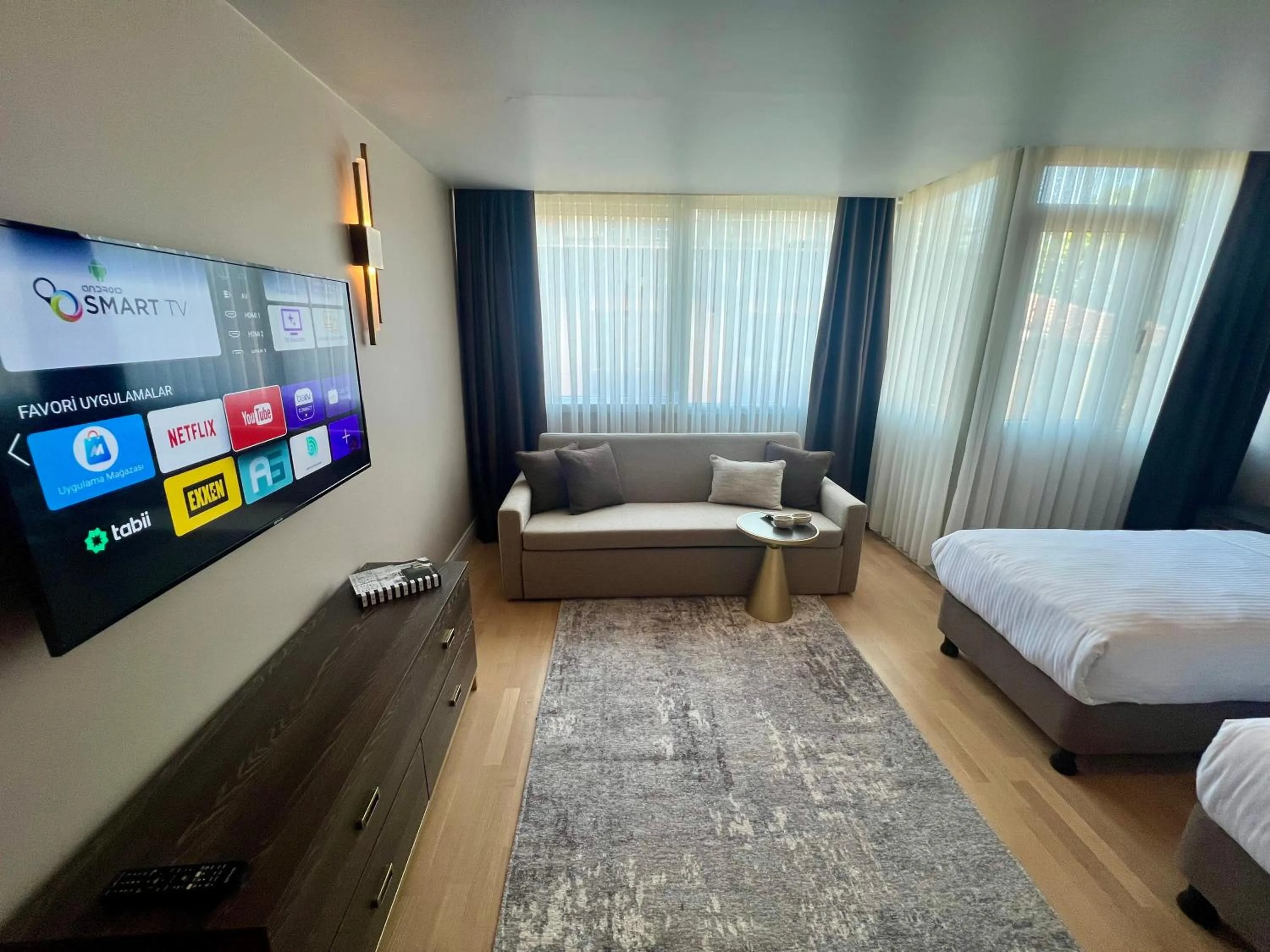 TV and multimedia, Bed in Weingart Suites Hotel