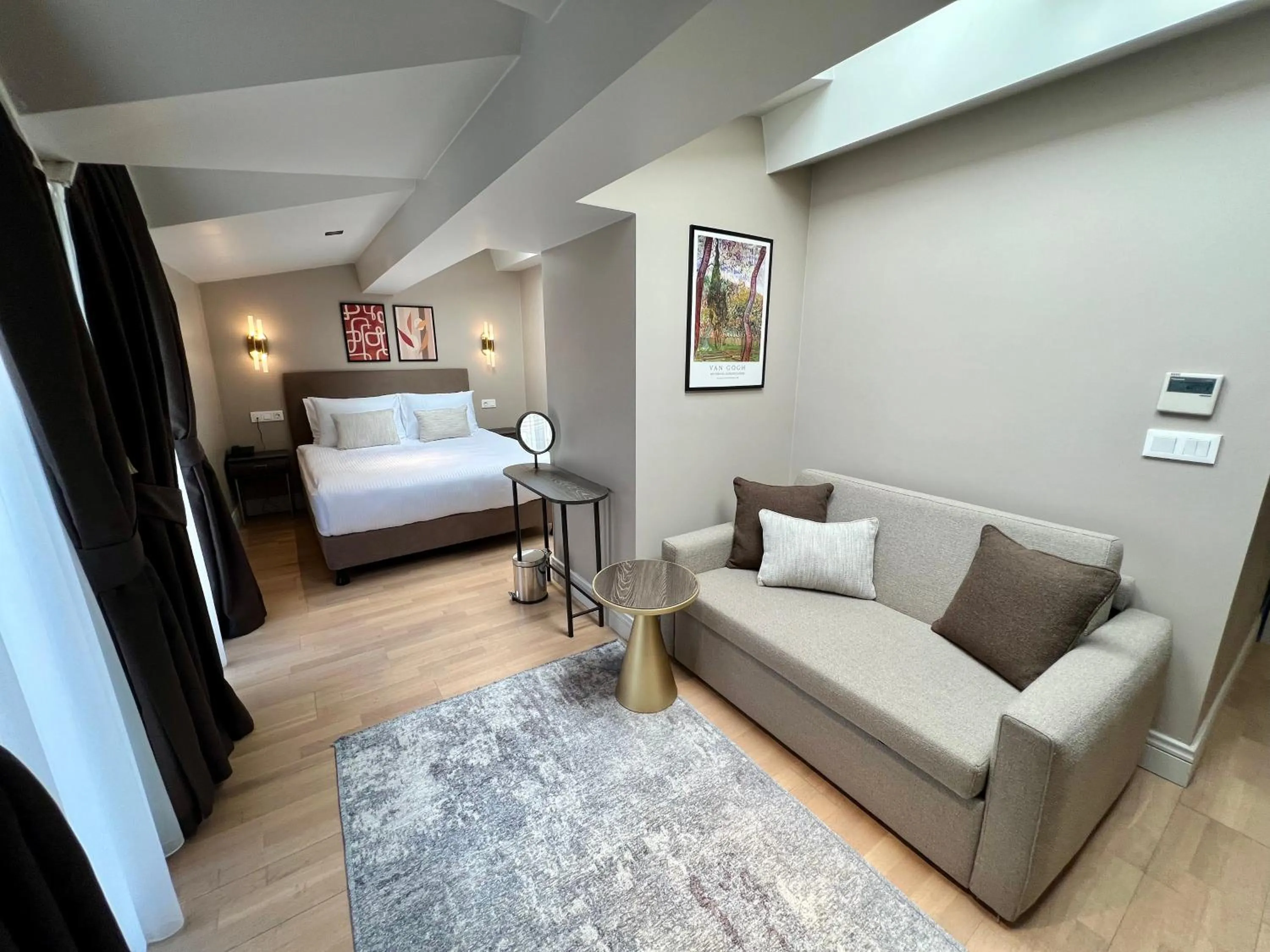 TV and multimedia, Bed in Weingart Suites Hotel