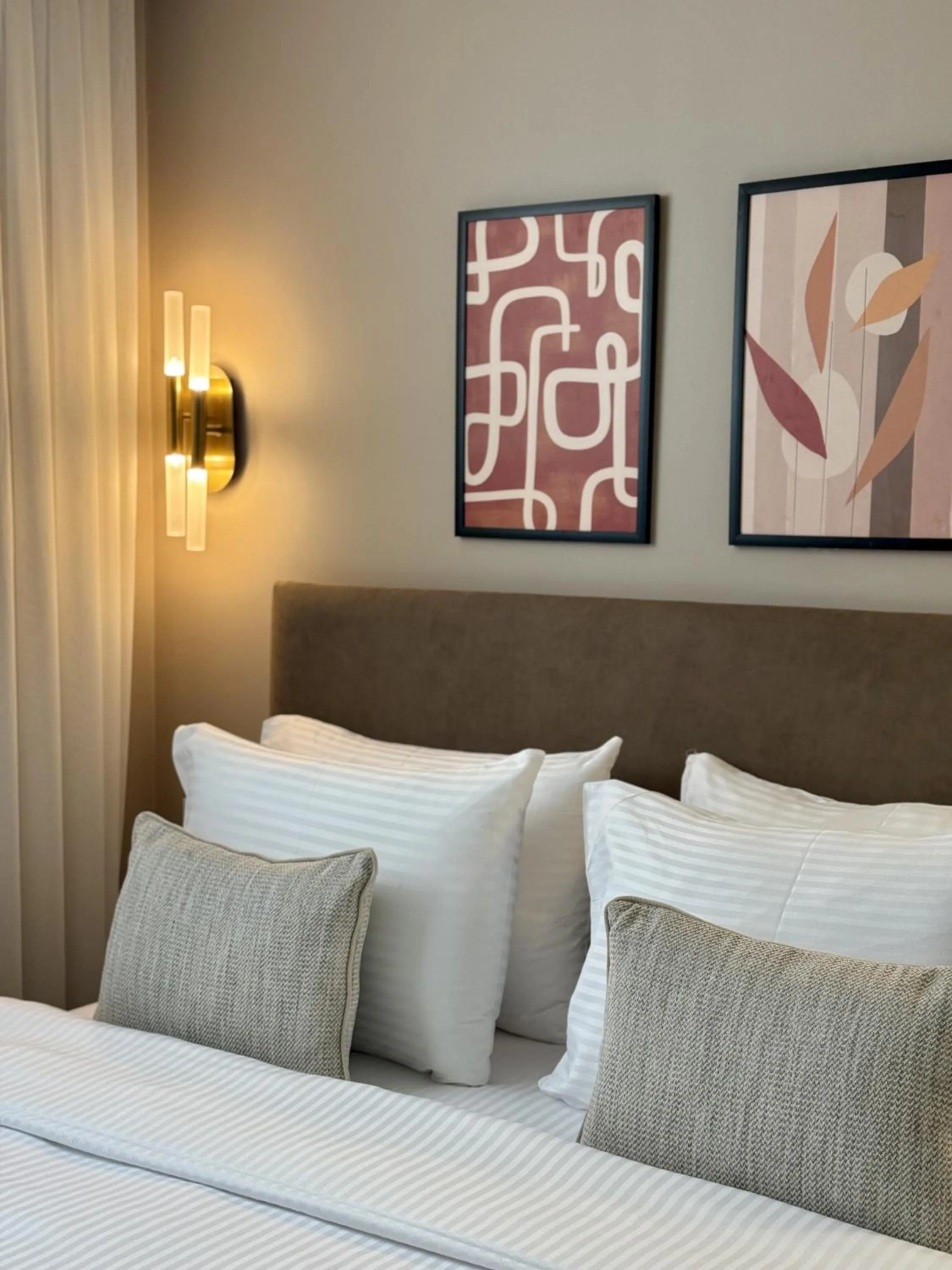 Bed in Weingart Suites Hotel