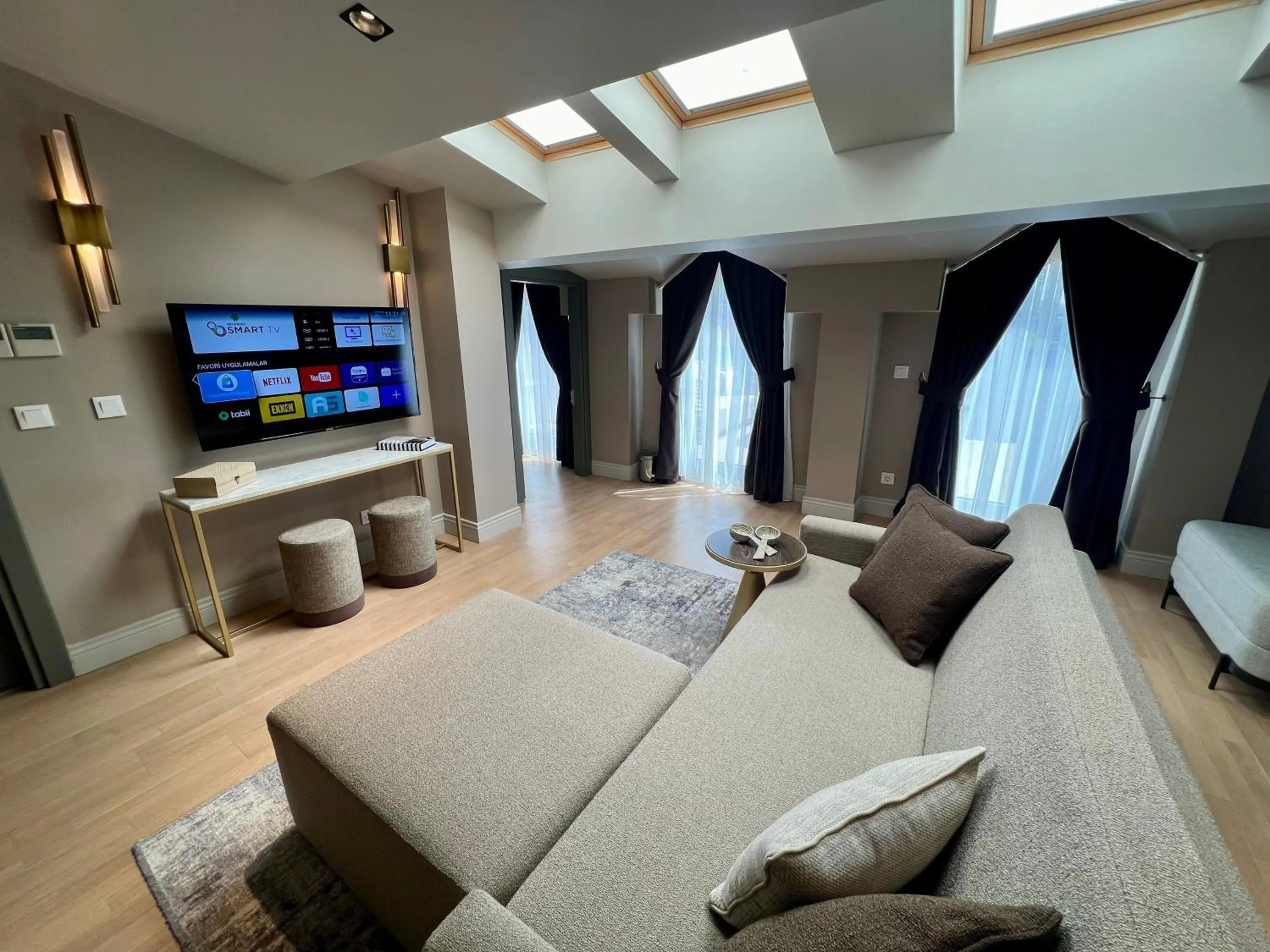 TV and multimedia in Weingart Suites Hotel