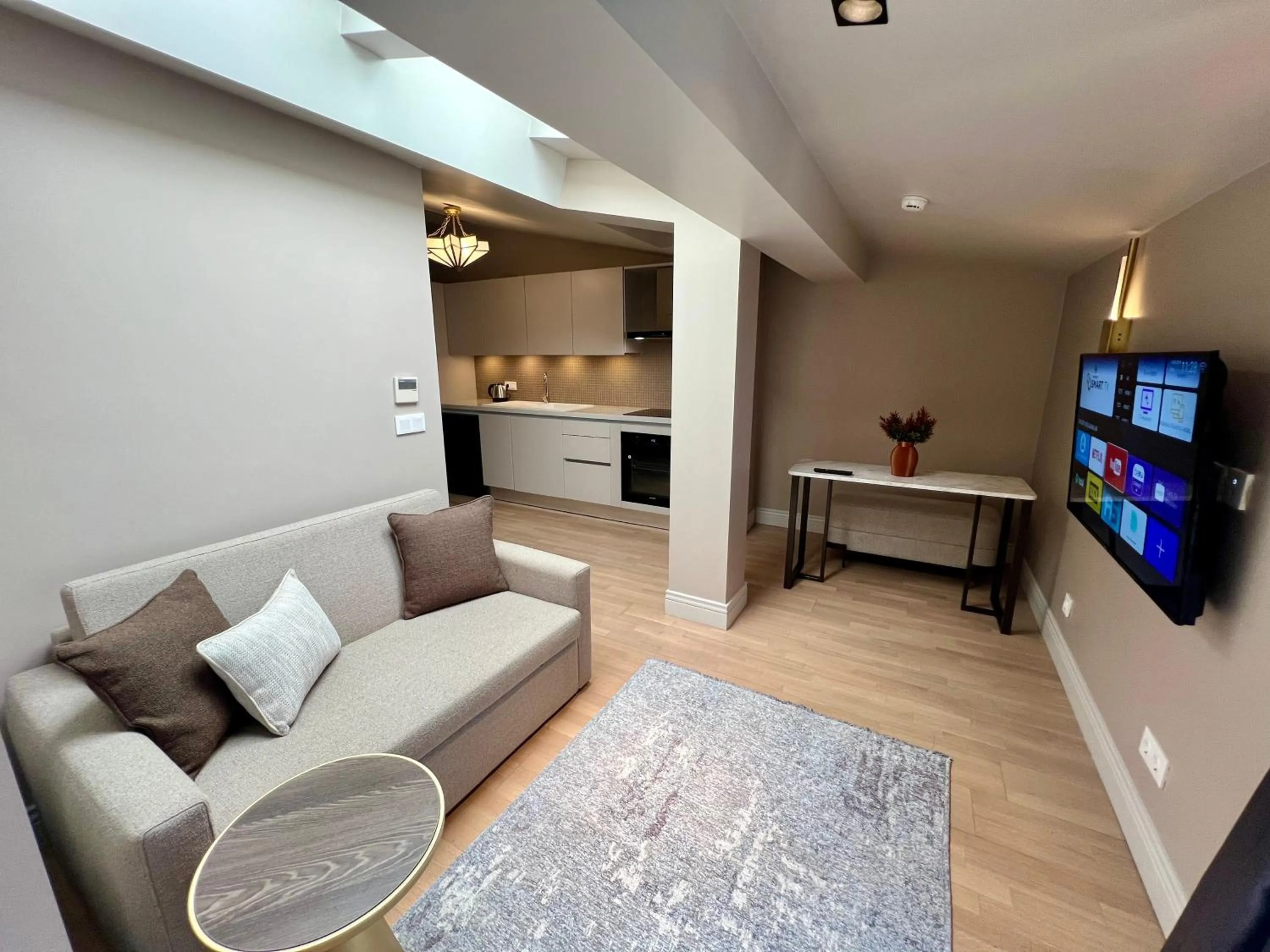 TV and multimedia in Weingart Suites Hotel