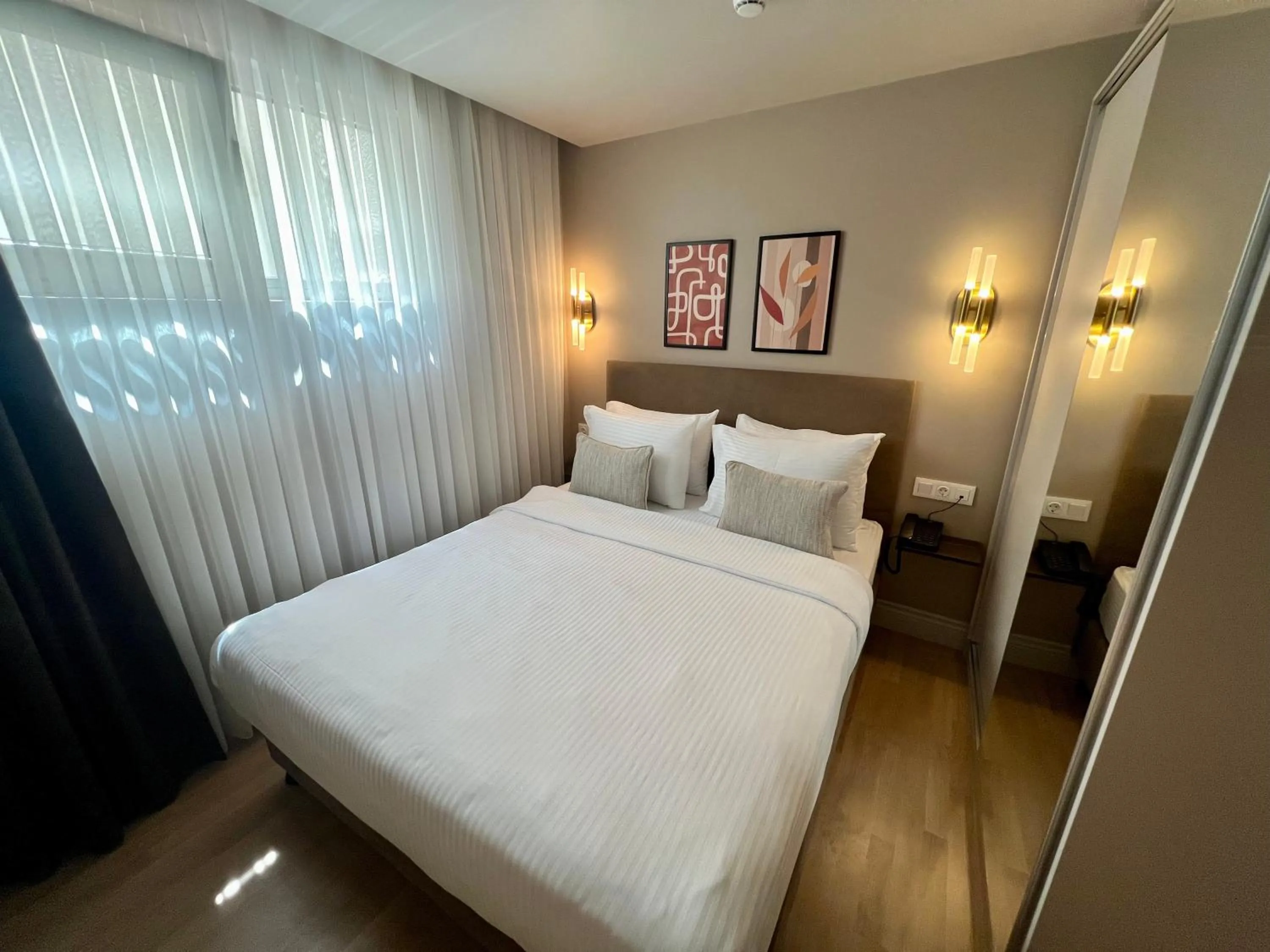 Bed in Weingart Suites Hotel