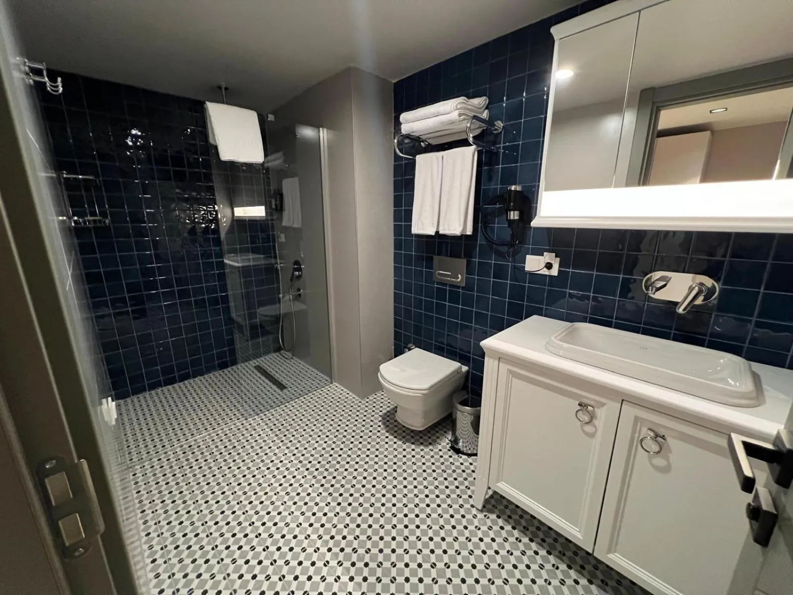 Shower in Weingart Suites Hotel