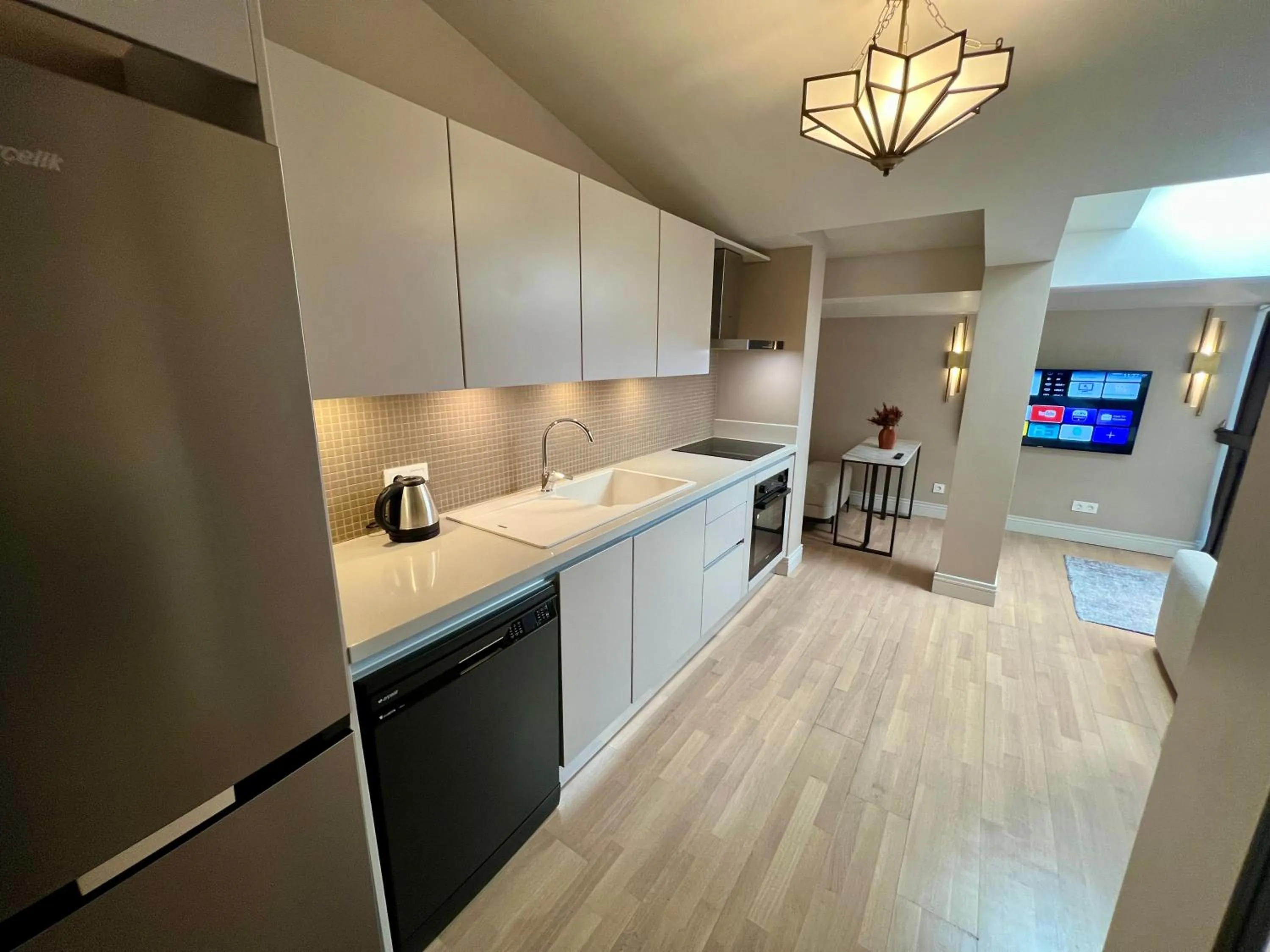 TV and multimedia in Weingart Suites Hotel