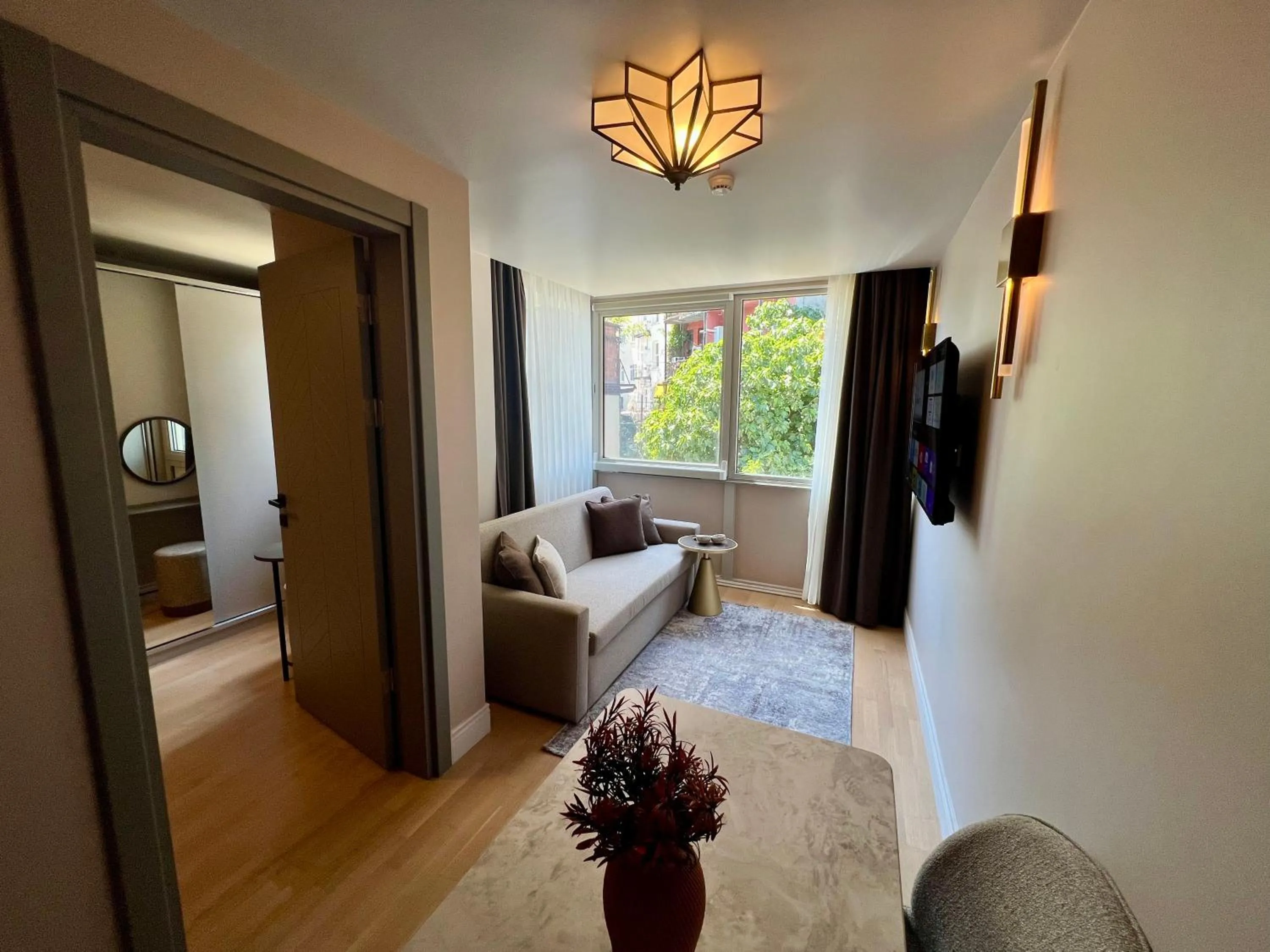 TV and multimedia in Weingart Suites Hotel