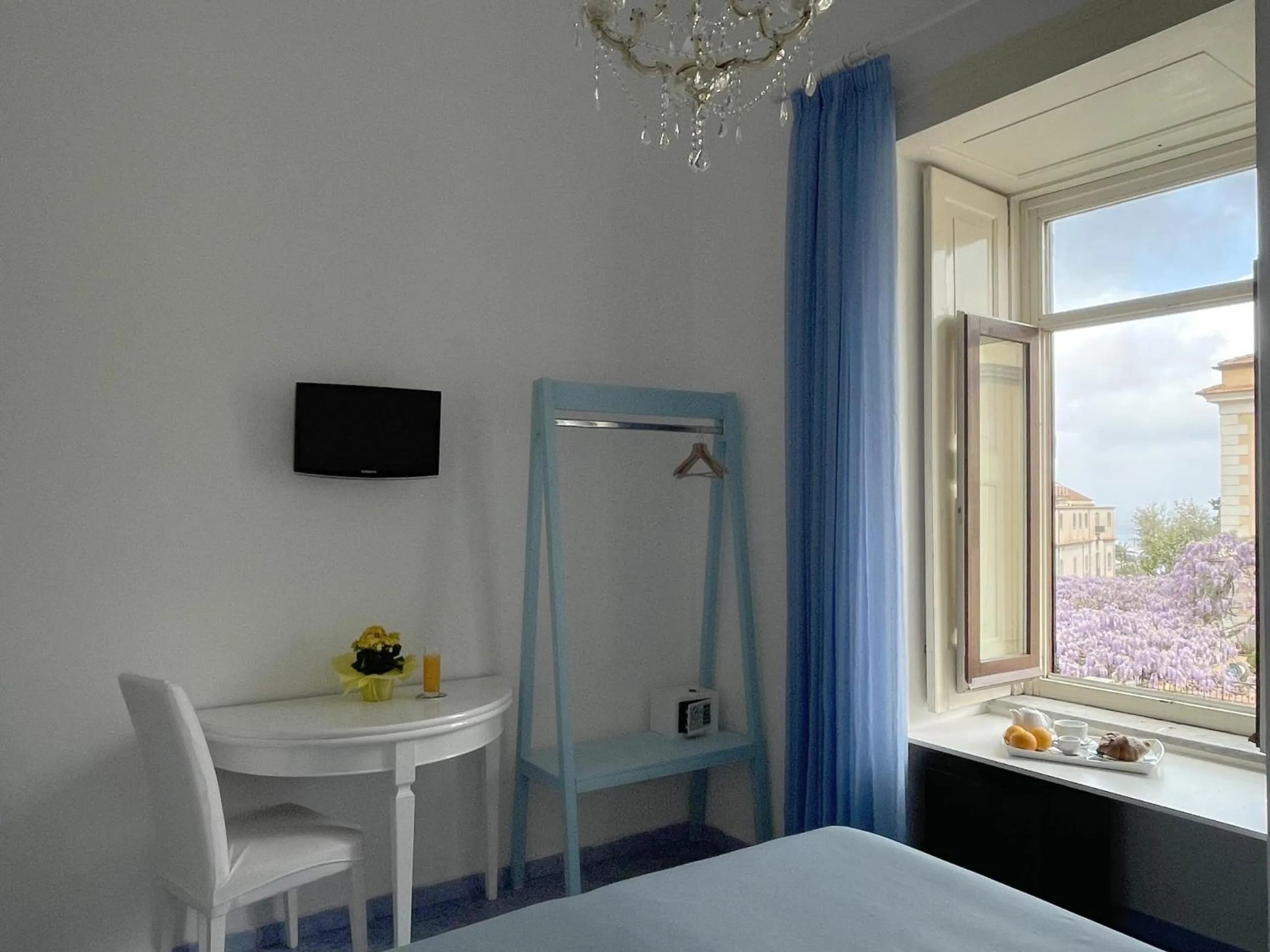 View (from property/room), Bed in Ambasciata Sorrento Relais