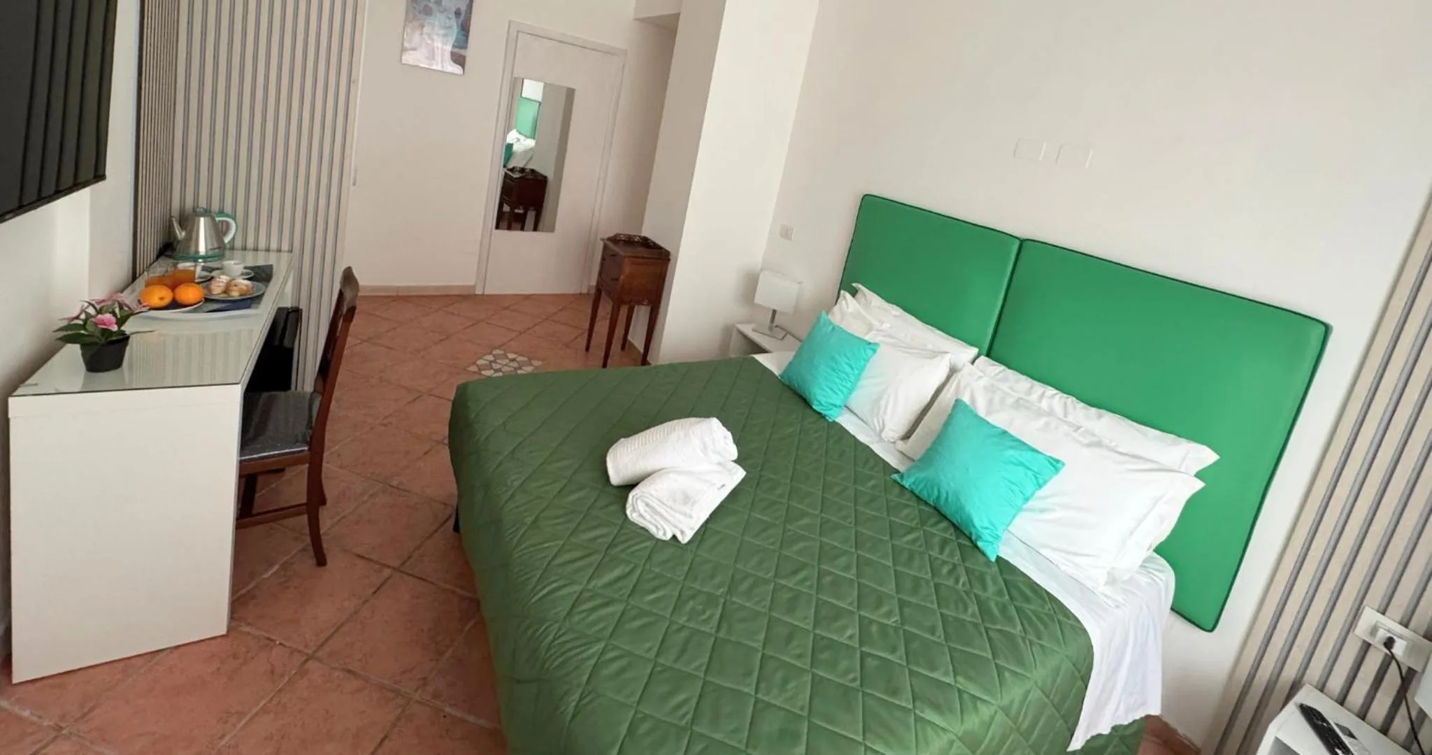 TV and multimedia, Bed in Ambasciata Sorrento Relais