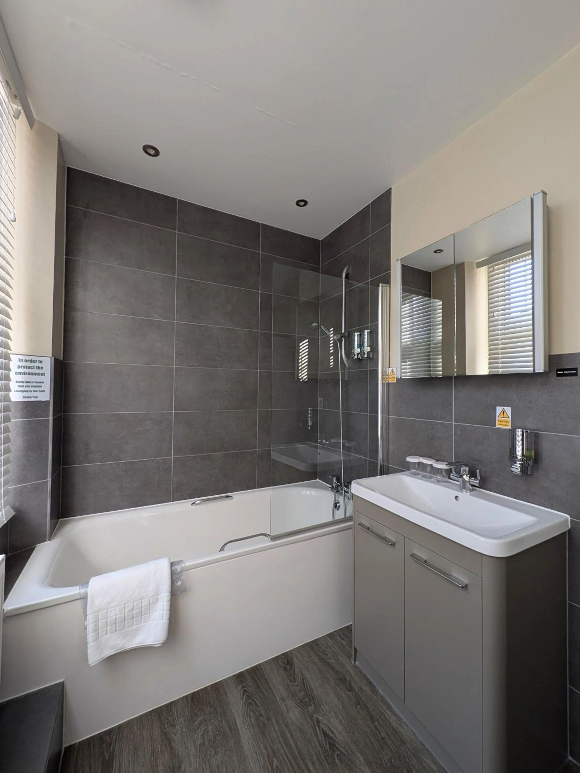 Shower in Royal Oxford Hotel