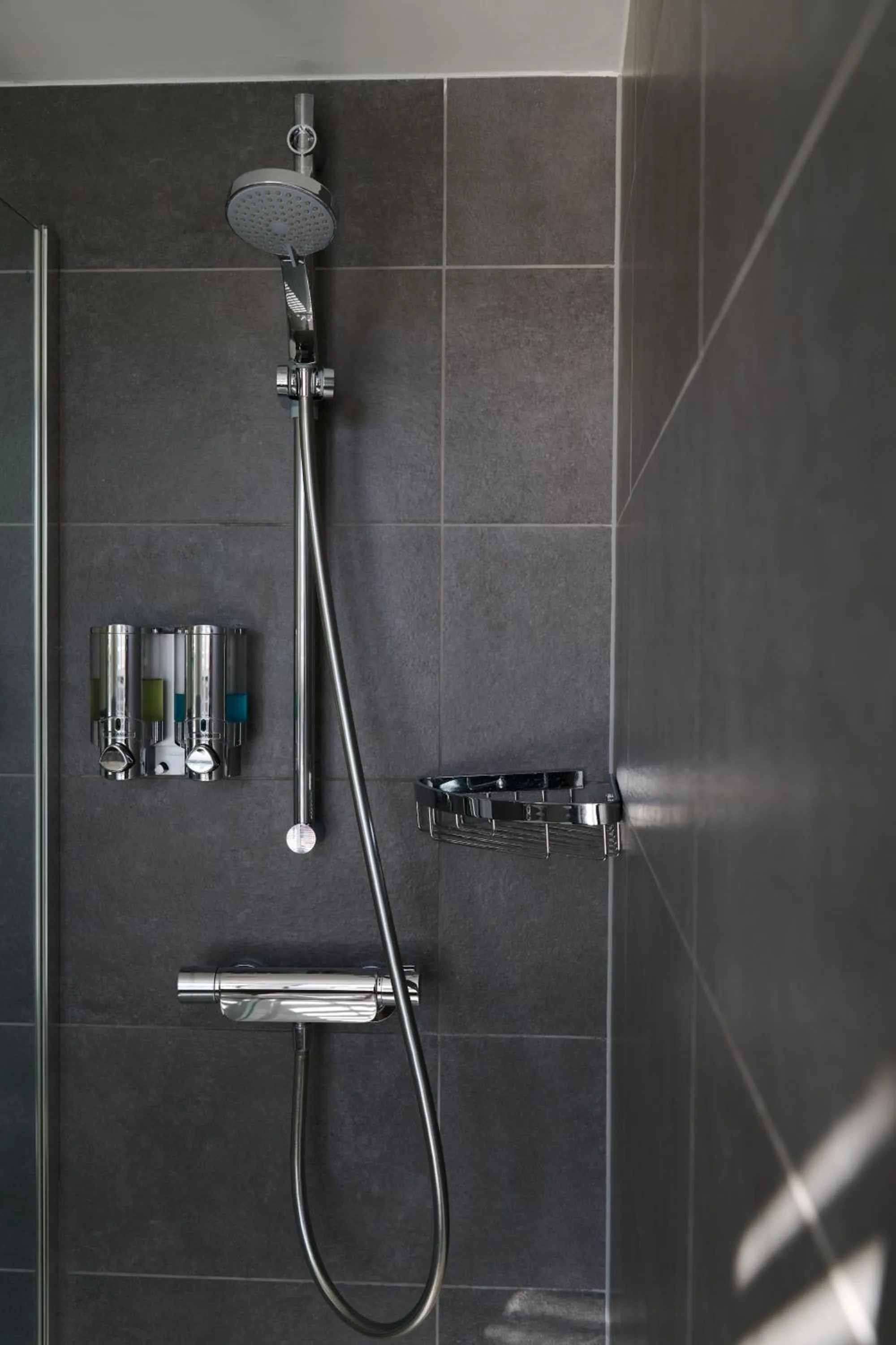 Shower in Royal Oxford Hotel