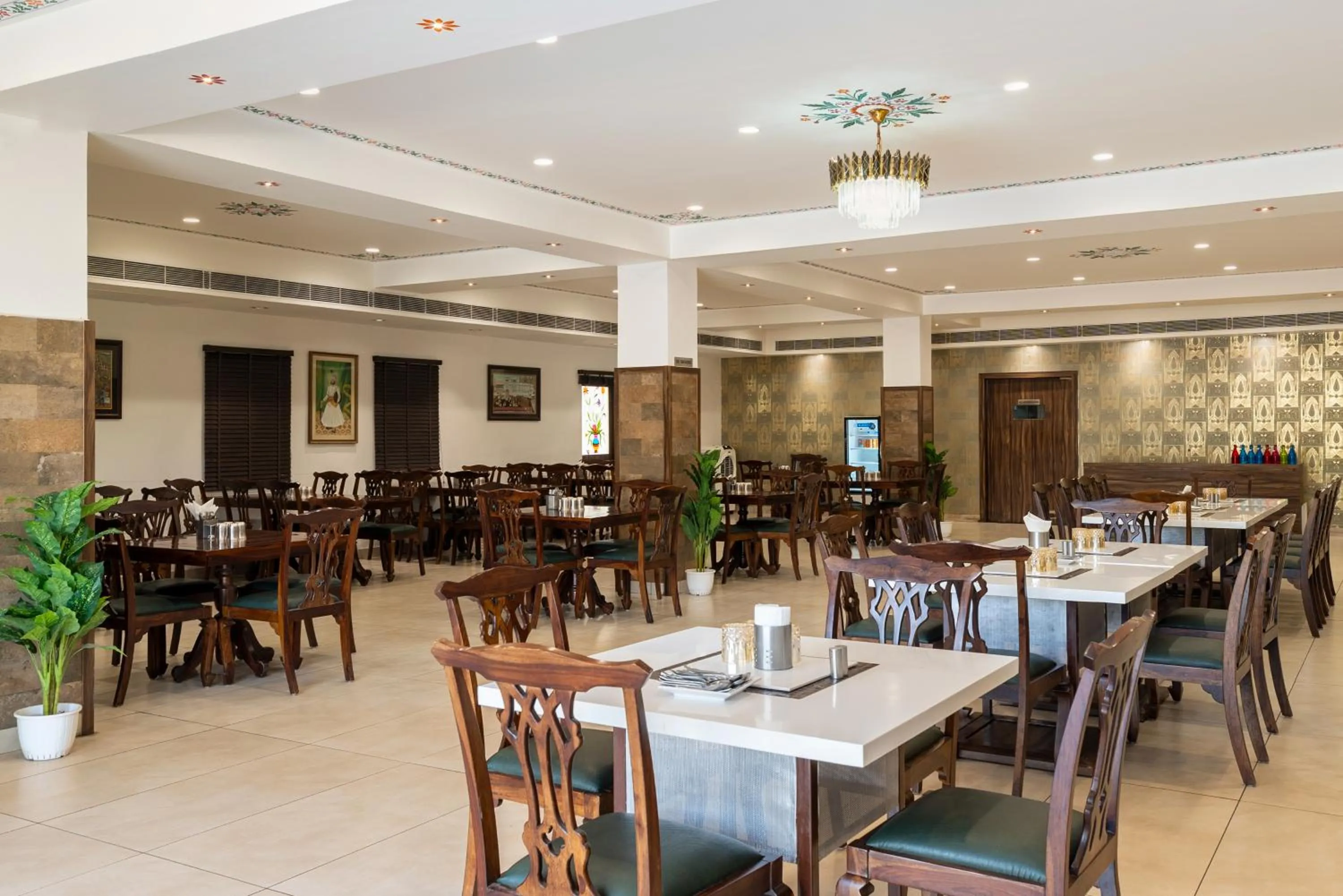 Restaurant/places to eat in Hotel The Royal Courtyard