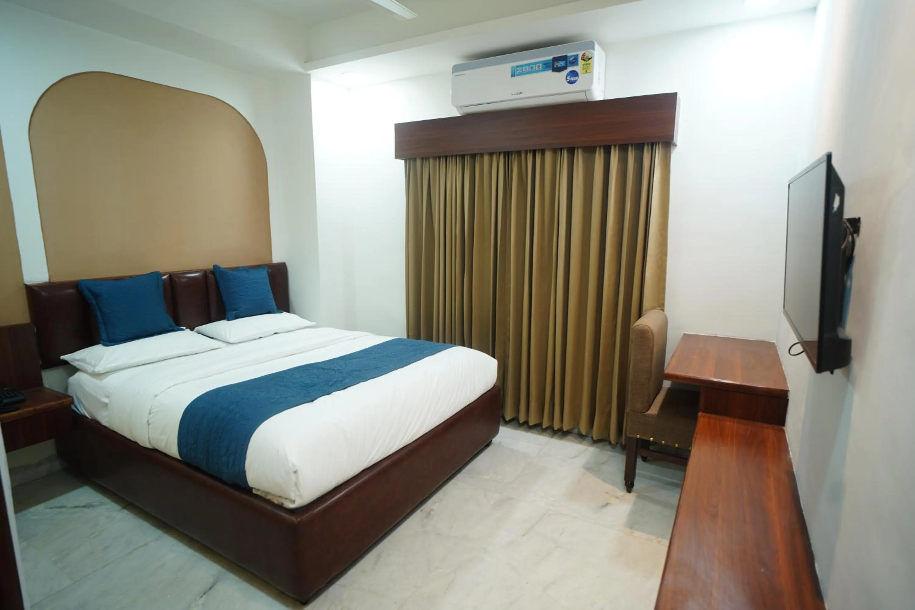 Bedroom, Bed in HOTEL PRAHLAD INN