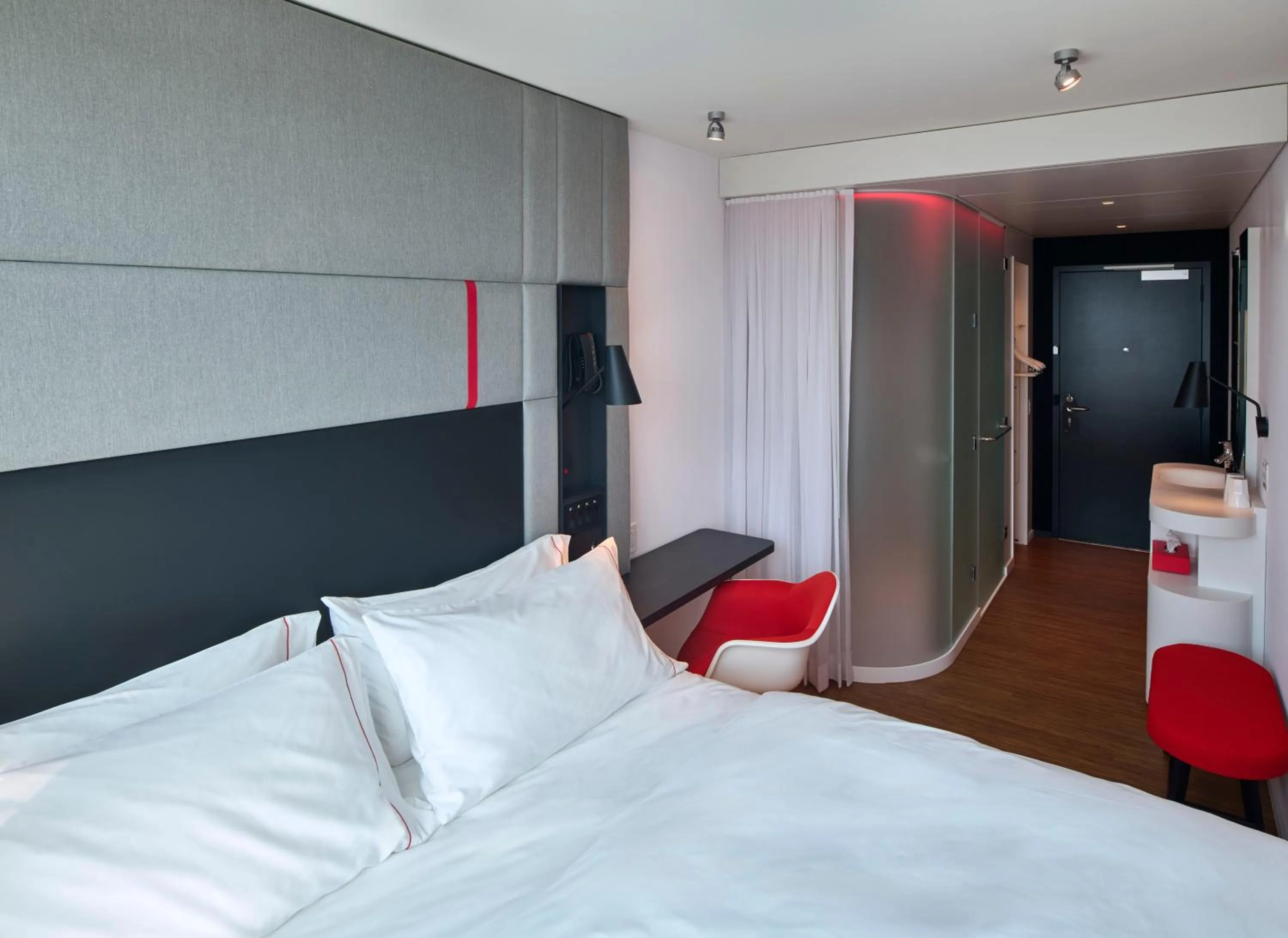 Photo of the whole room, Bed in citizenM Boston Back Bay