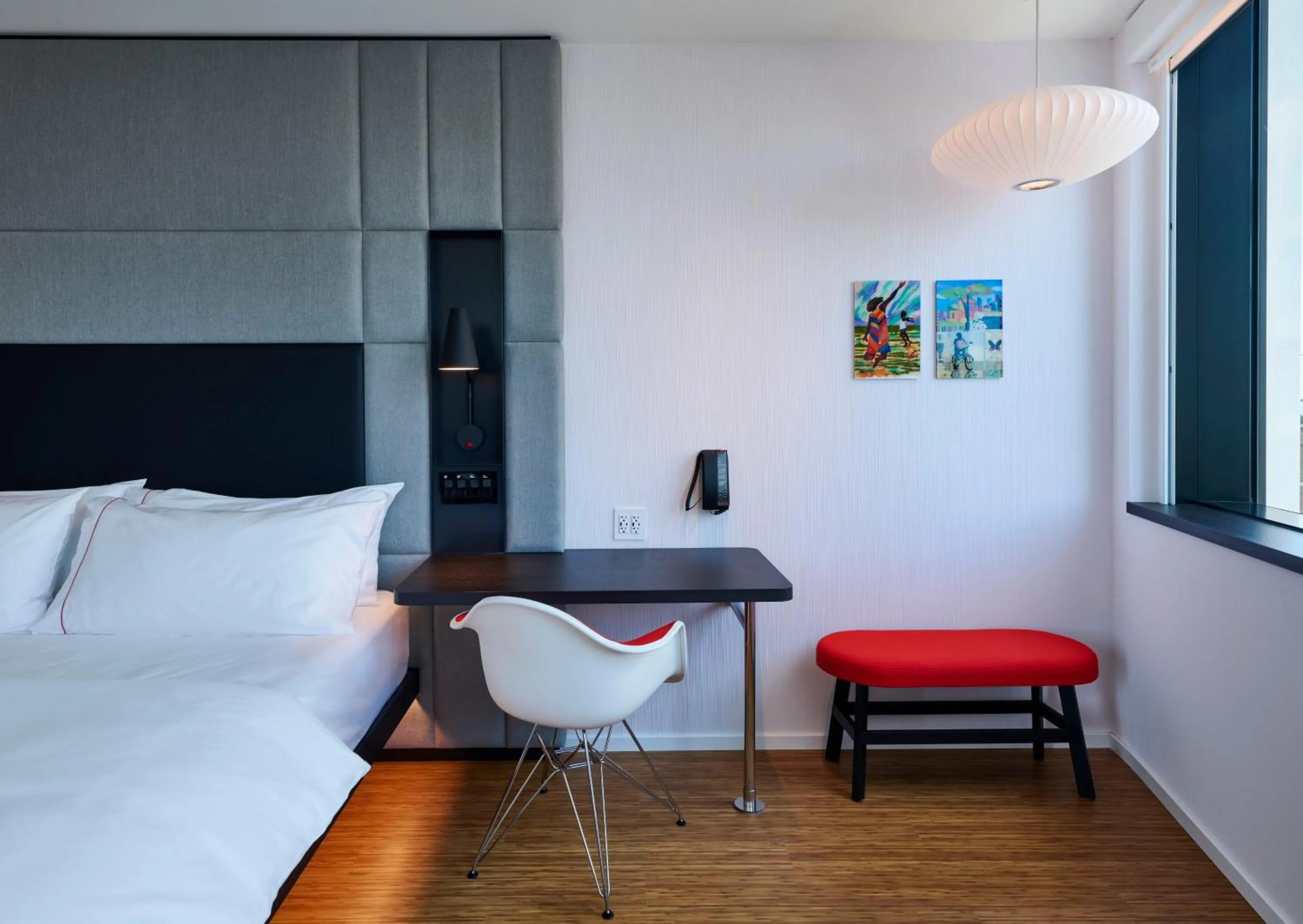 Photo of the whole room, Bed in citizenM Boston Back Bay