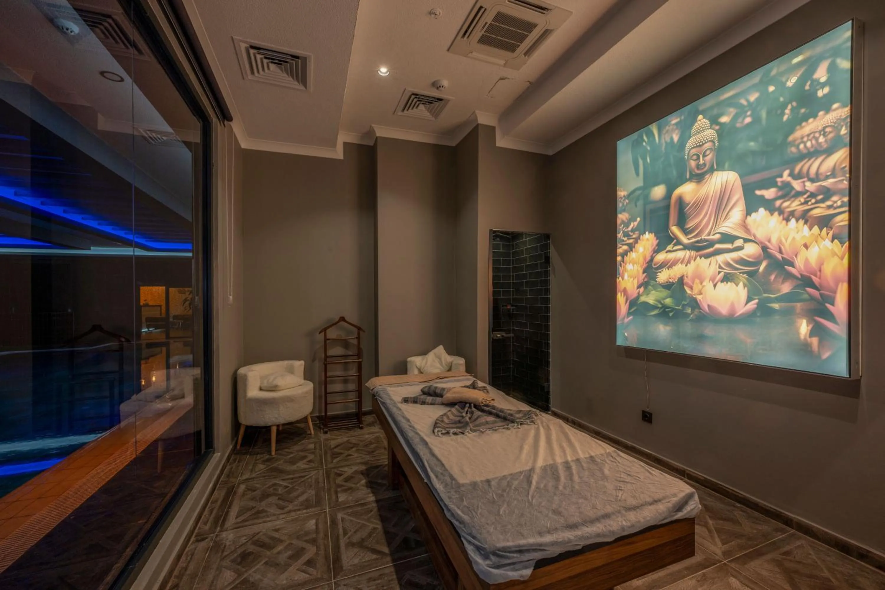 Massage, Bed in The Nirvanas Hotel