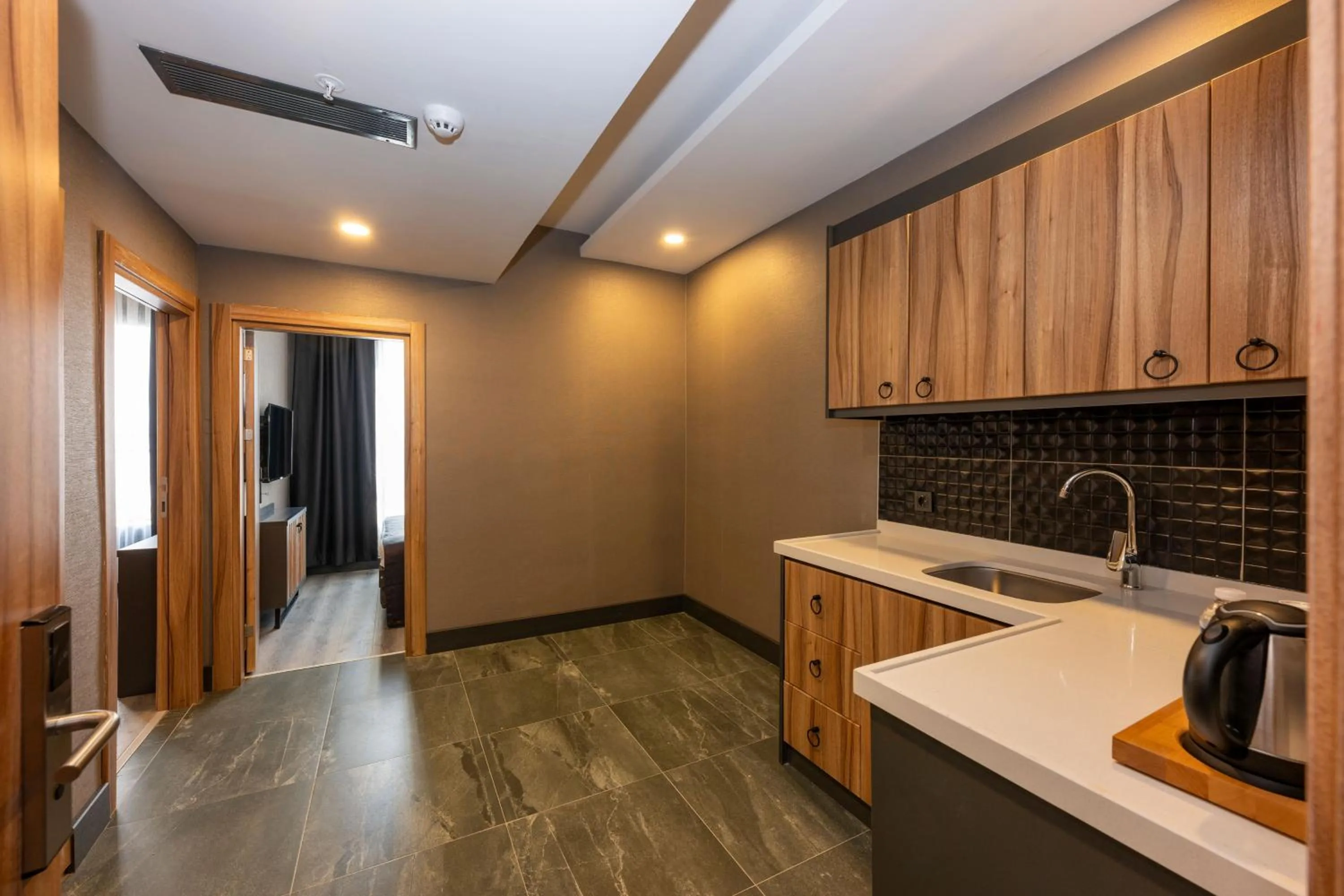 Kitchen or kitchenette in The Nirvanas Hotel