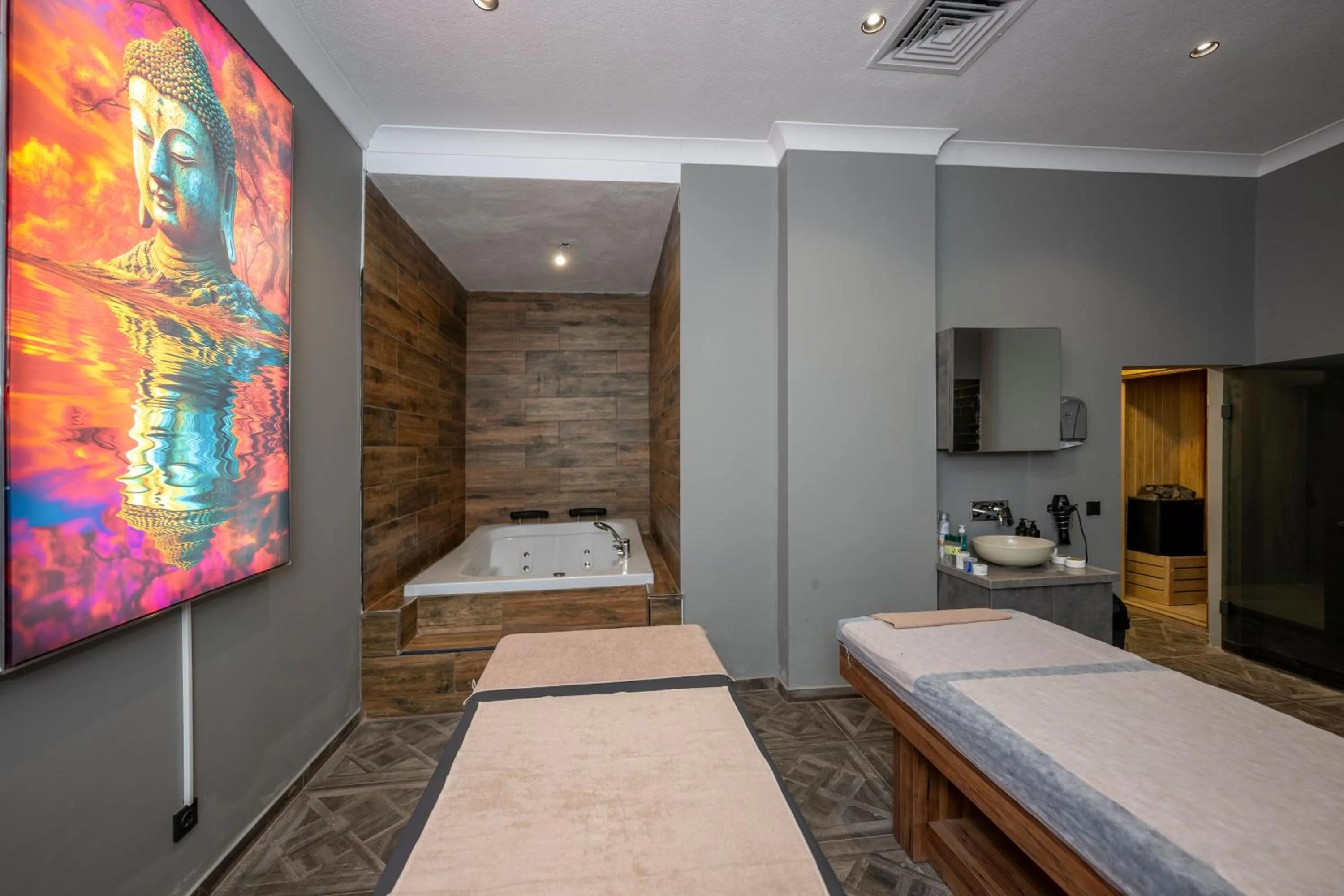 Hot Tub, Bed in The Nirvanas Hotel