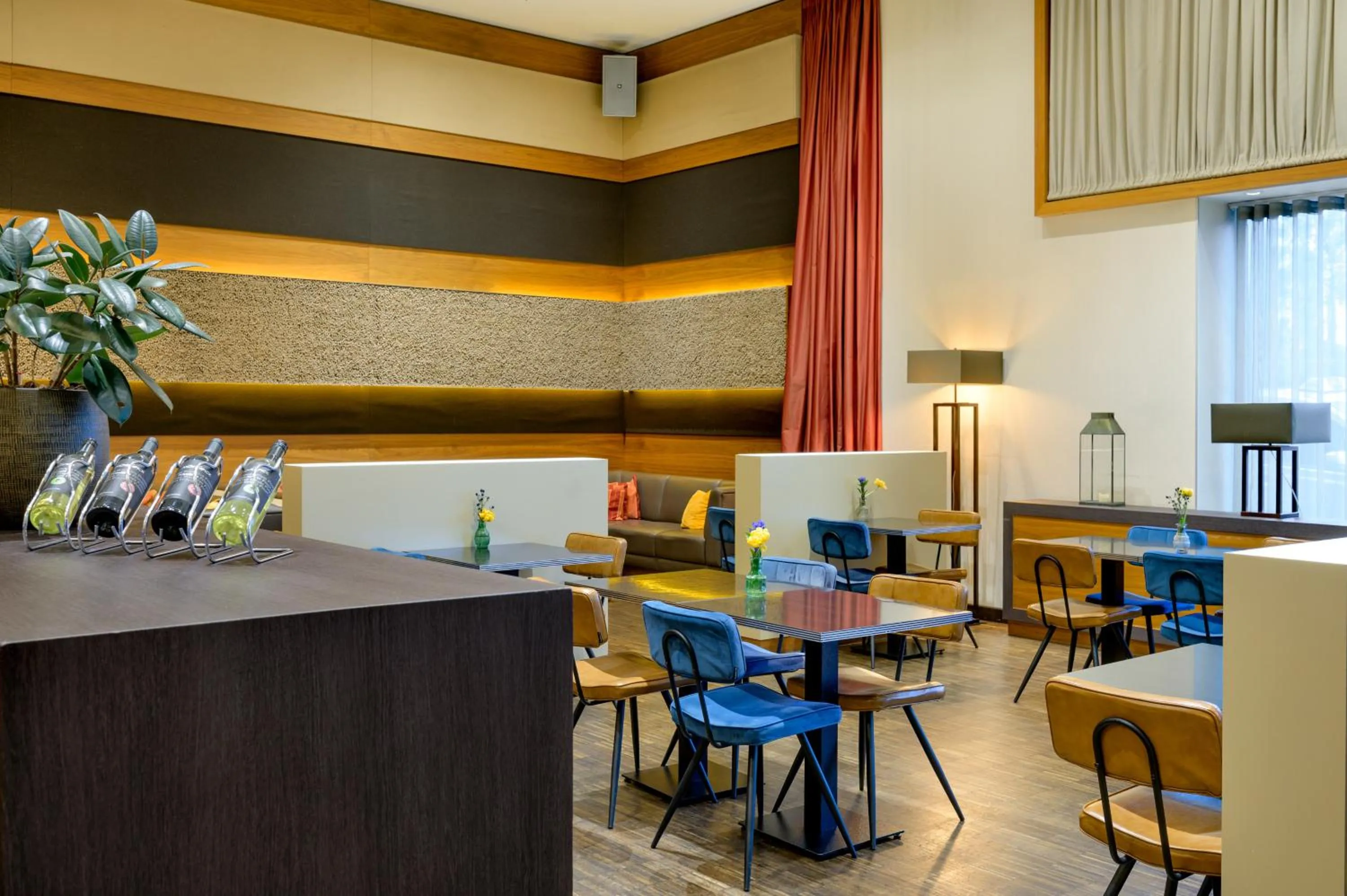 Lounge or bar in Mövenpick Hotel Amsterdam City Centre