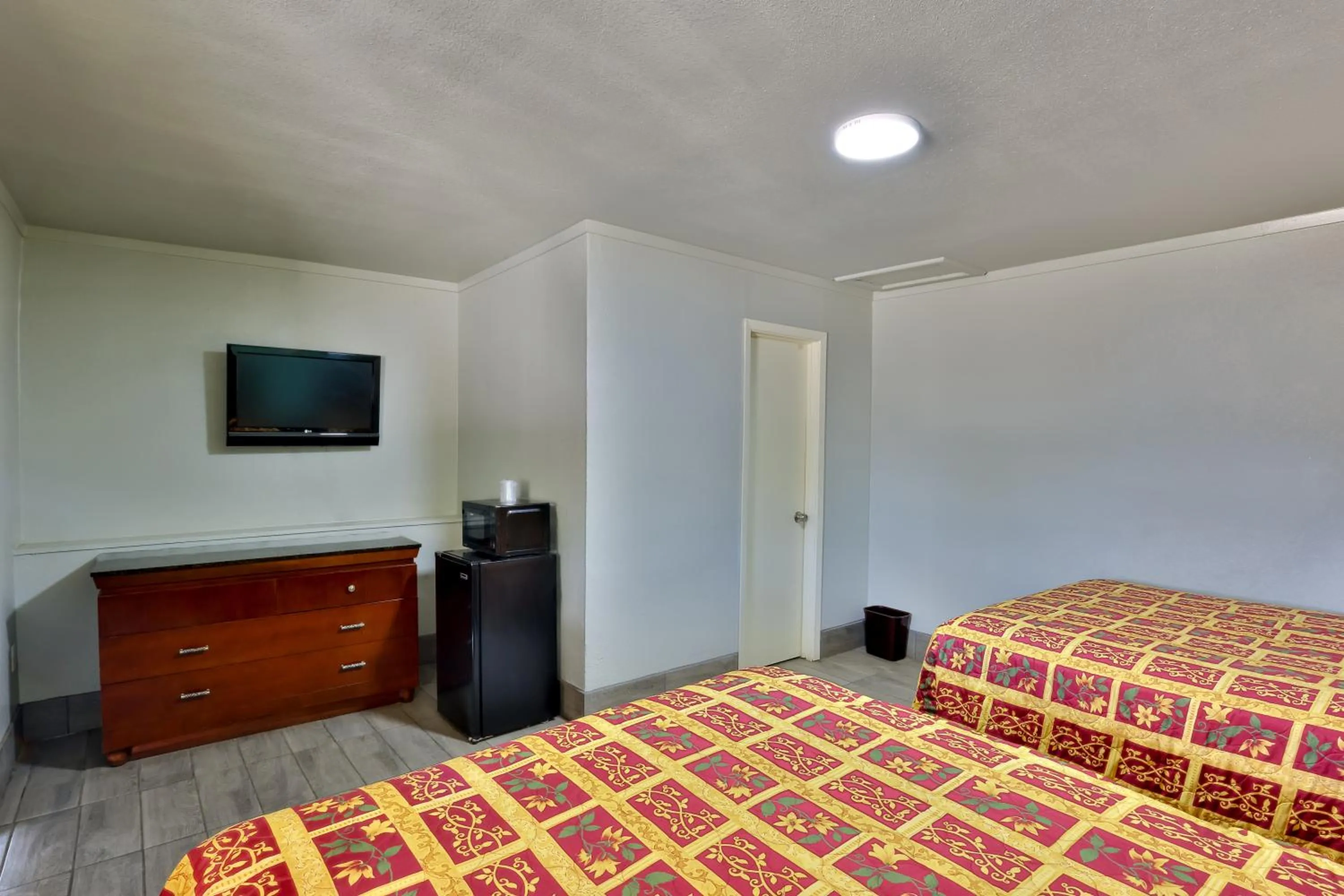 Bed in EL TEJAS MOTEL