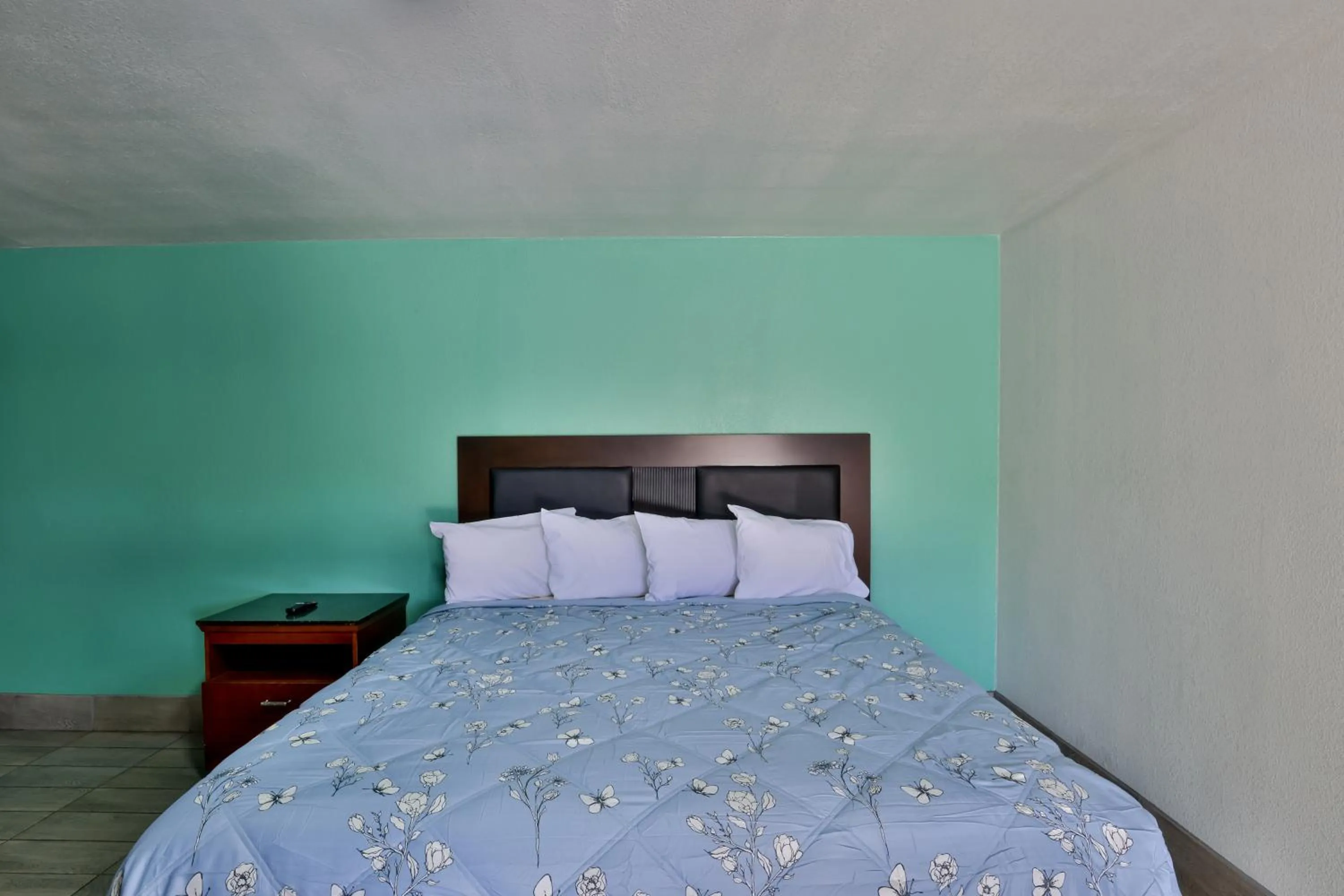 Bed in EL TEJAS MOTEL