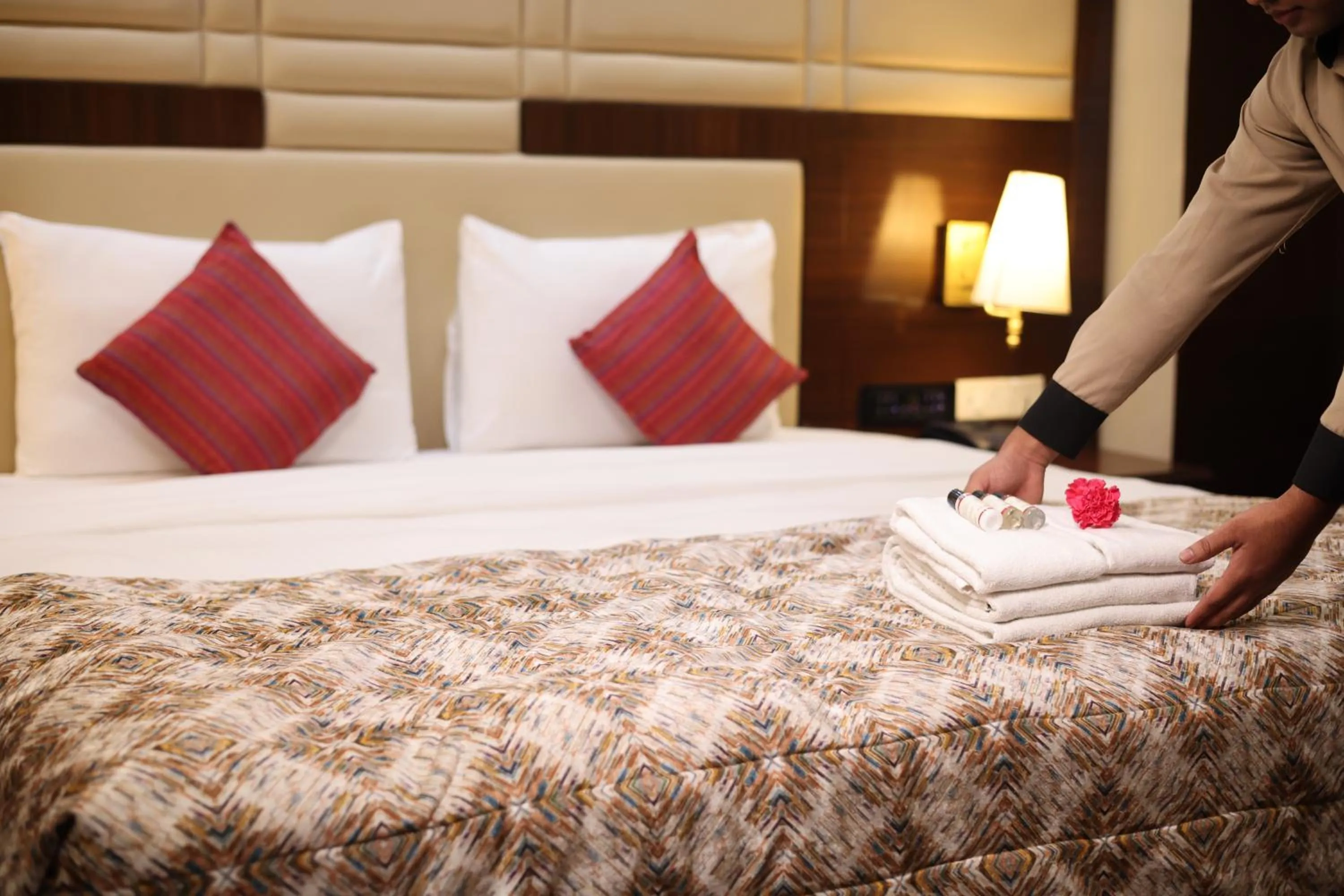 Bedroom, Bed in Hotel Samrat, New Delhi