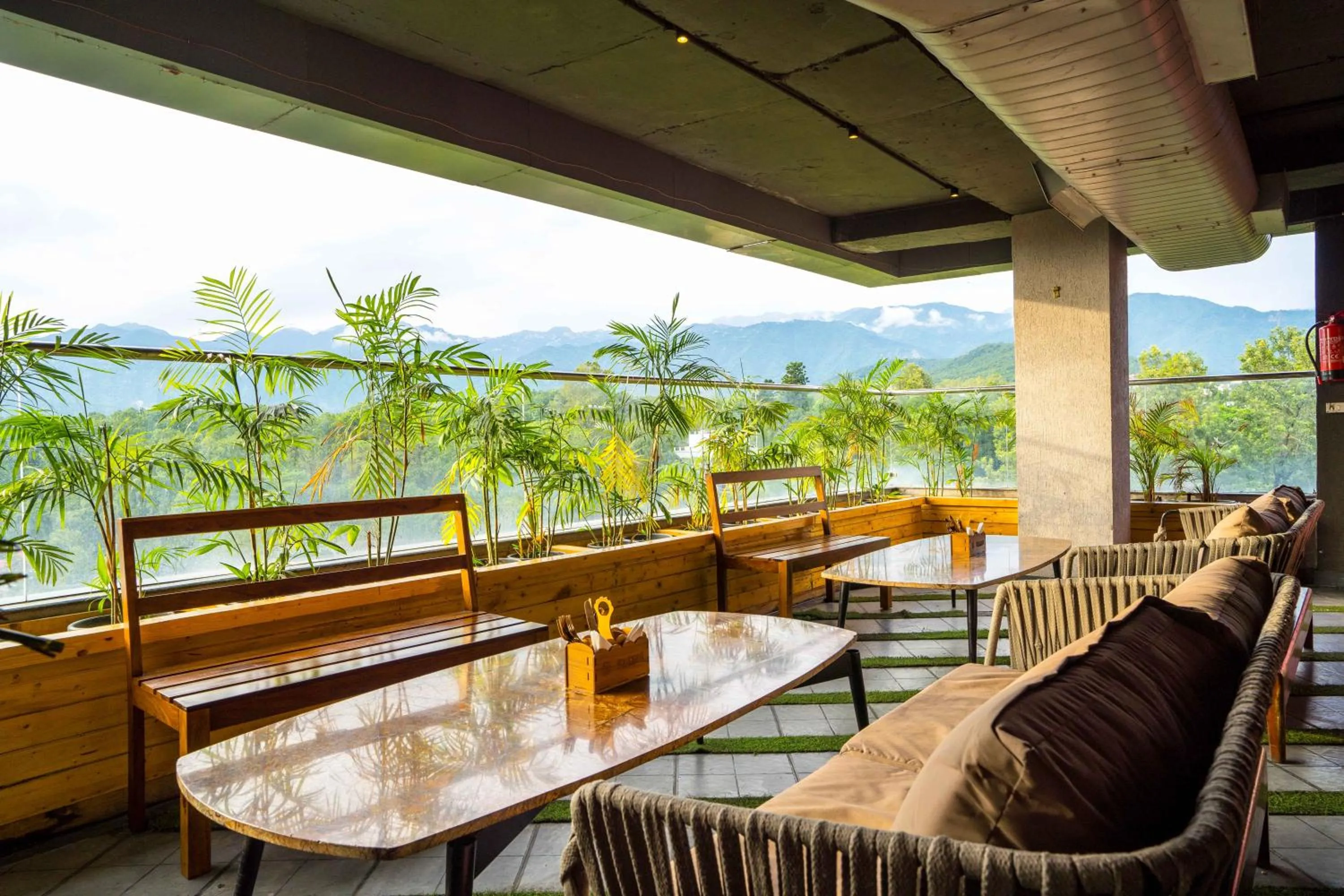 Restaurant/places to eat in Treebo White Sand