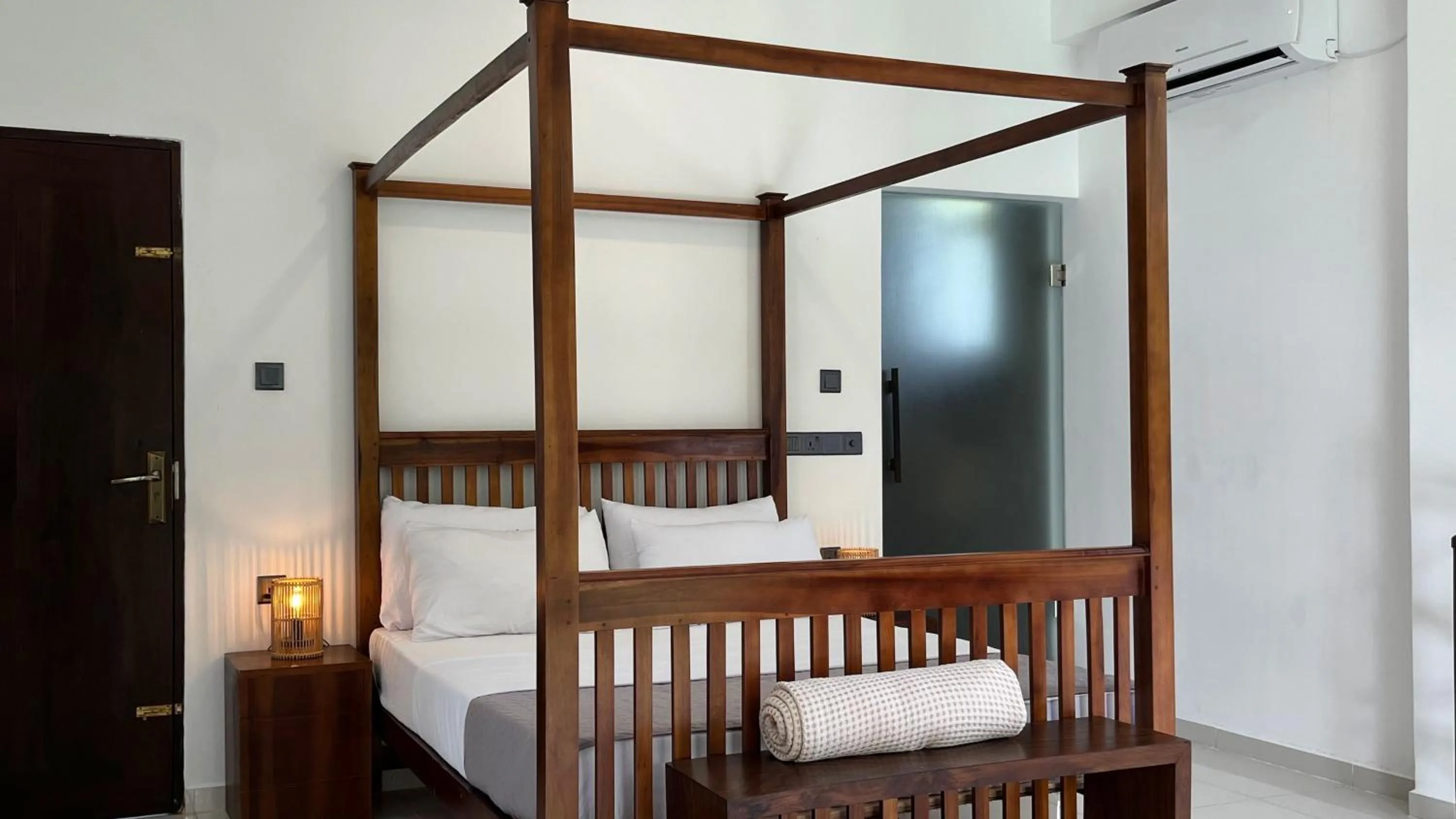 Bed in Shades Hotel & Villa