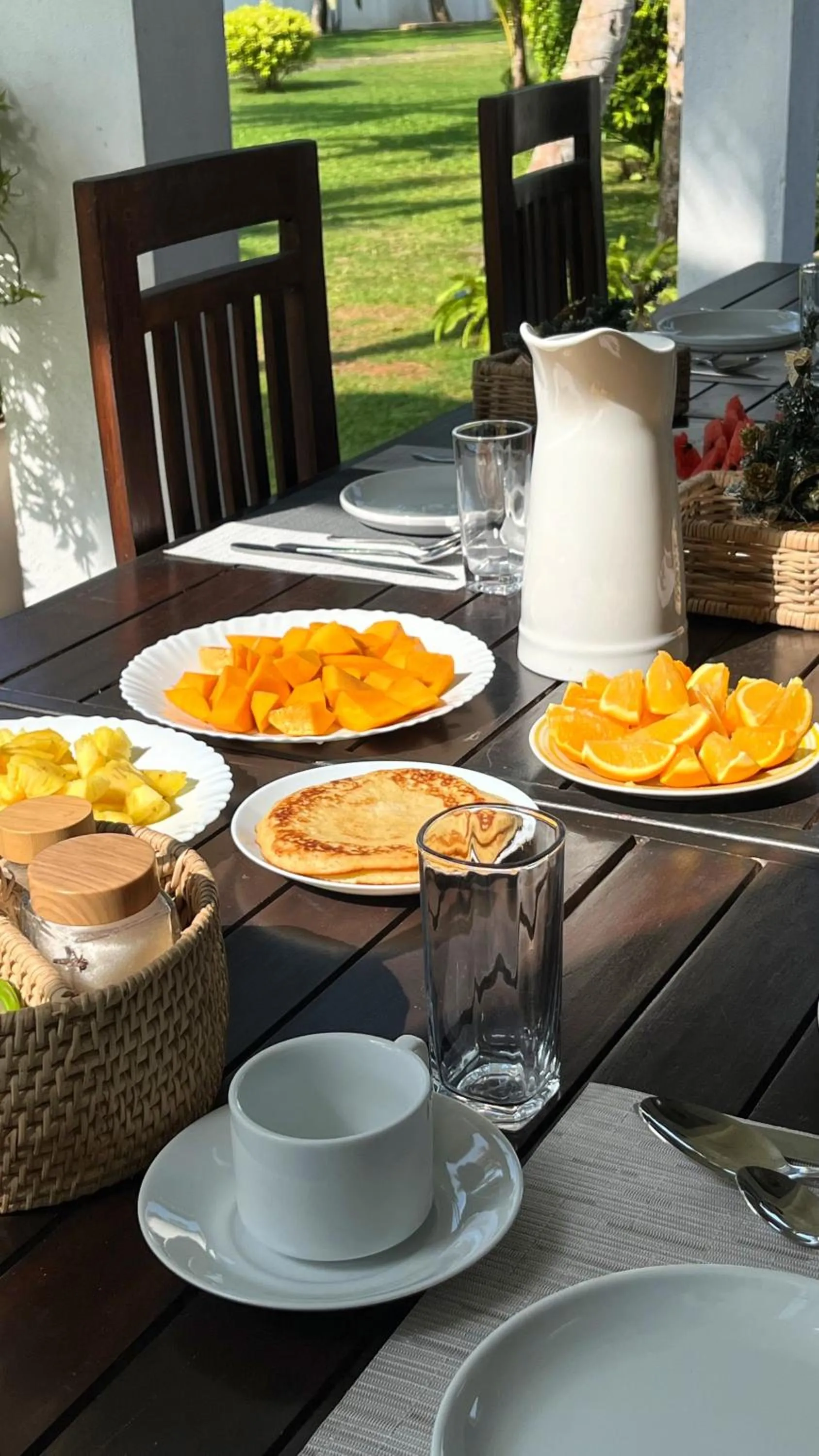 Restaurant/places to eat in Shades Hotel & Villa