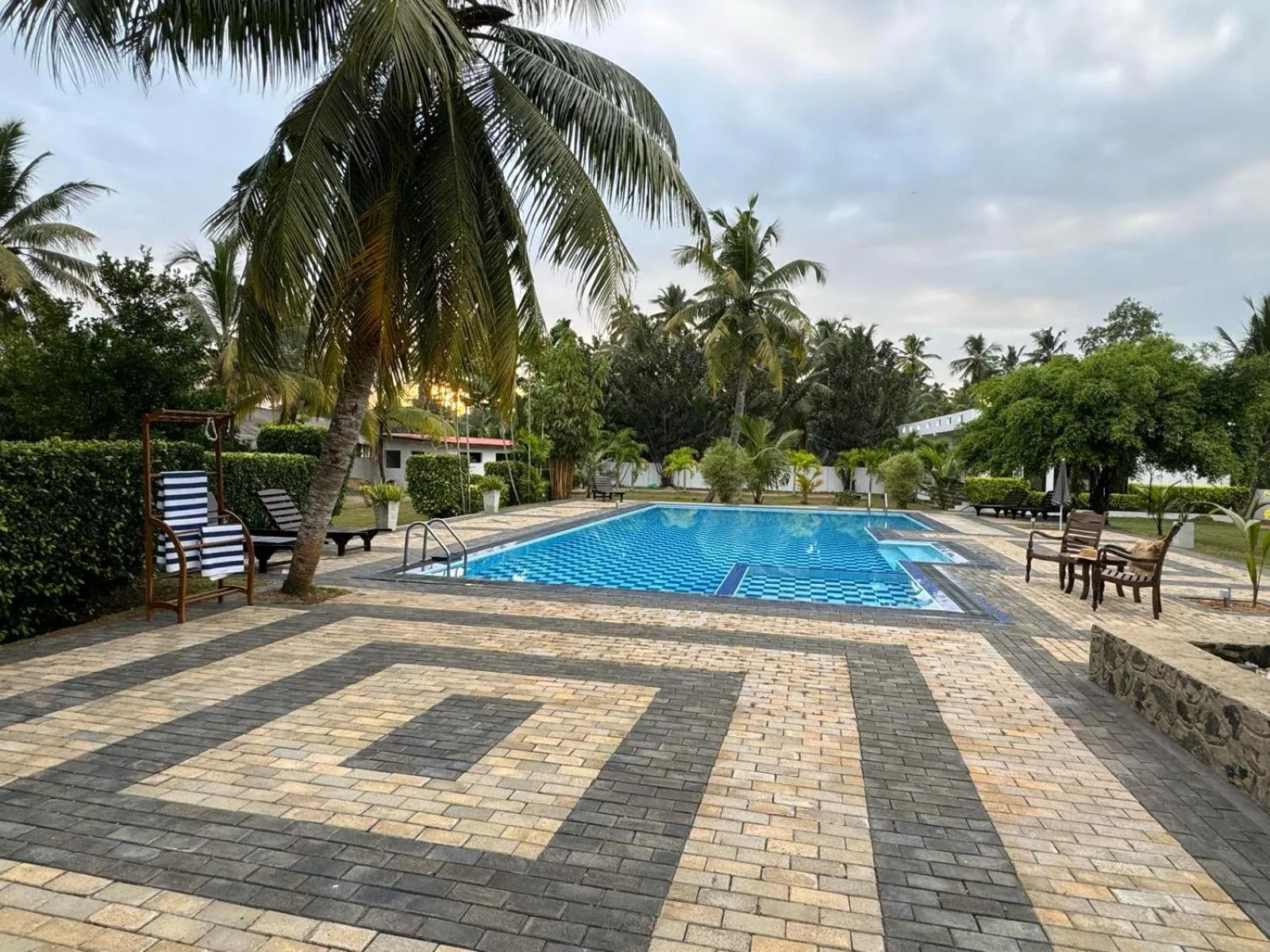 Day in Shades Hotel & Villa